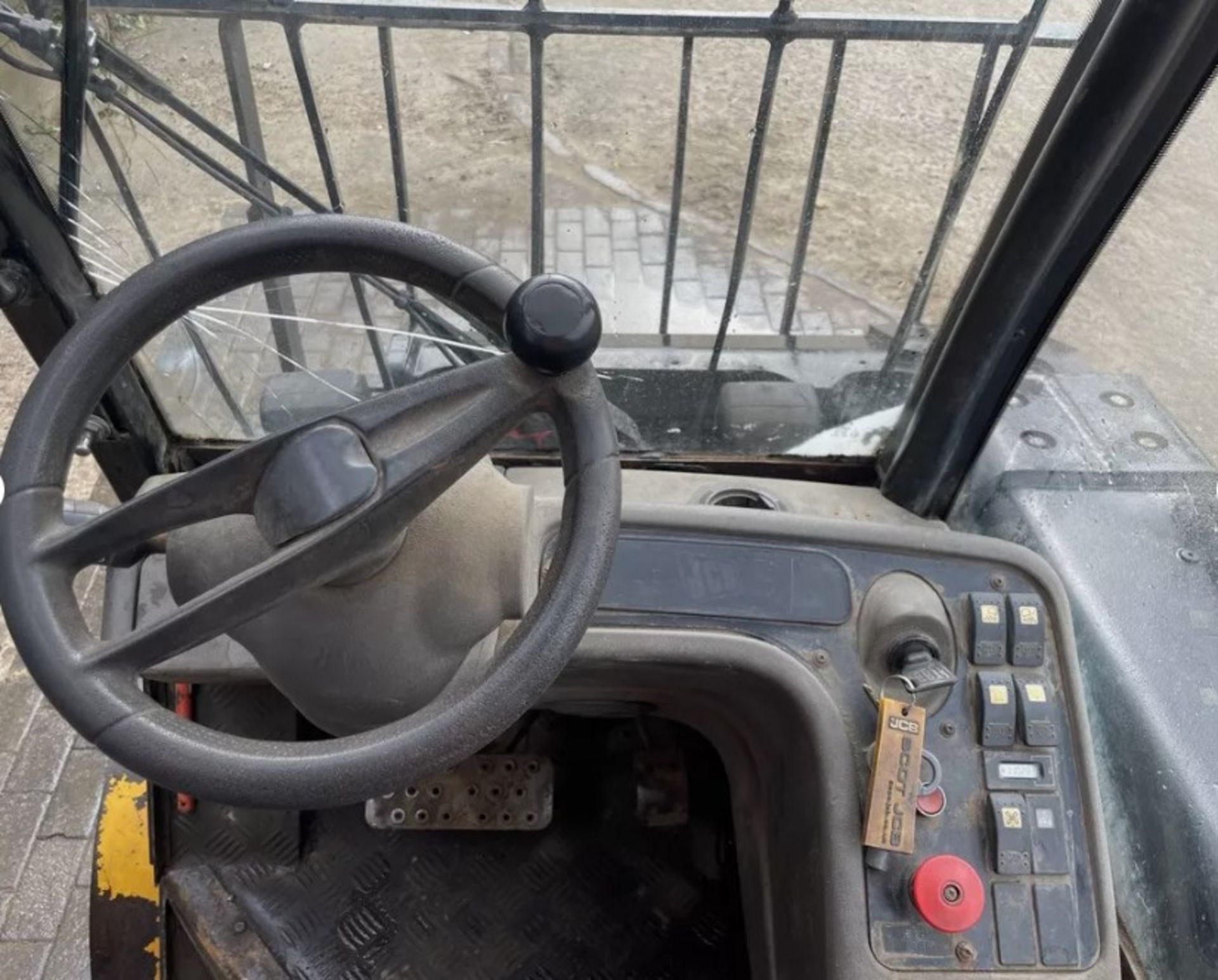 IMPRESSIVE 2002 FORKLIFT: YOUR ULTIMATE INDUSTRIAL COMPANION - Bild 8 aus 12