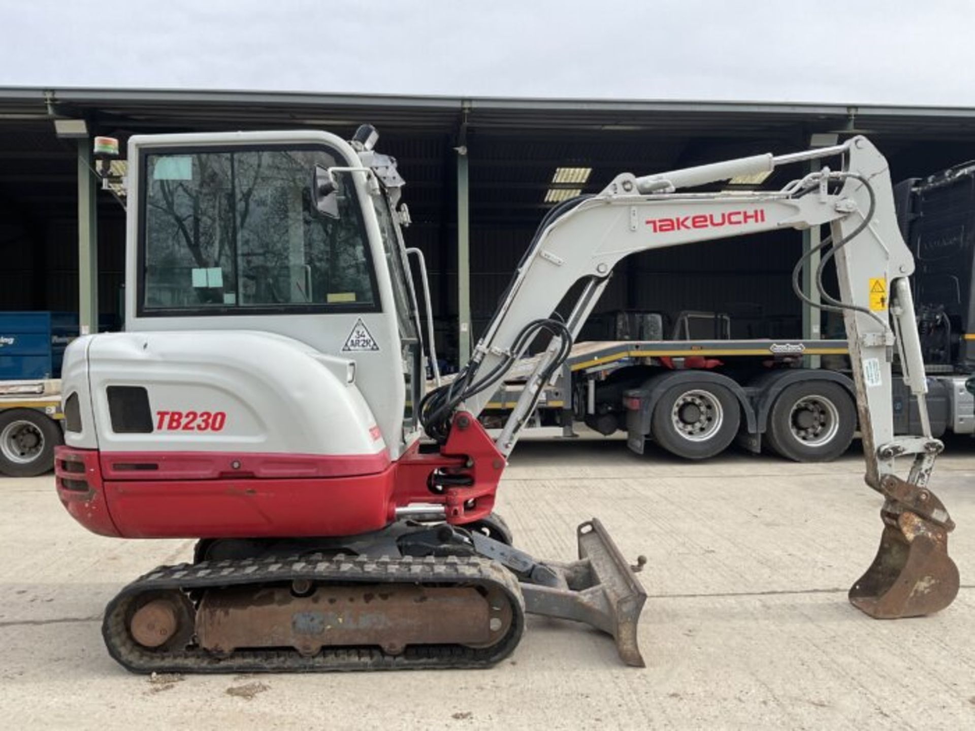 POWER AND PRECISION: TAKEUCHI TB230 MINI EXCAVATOR - Bild 5 aus 10