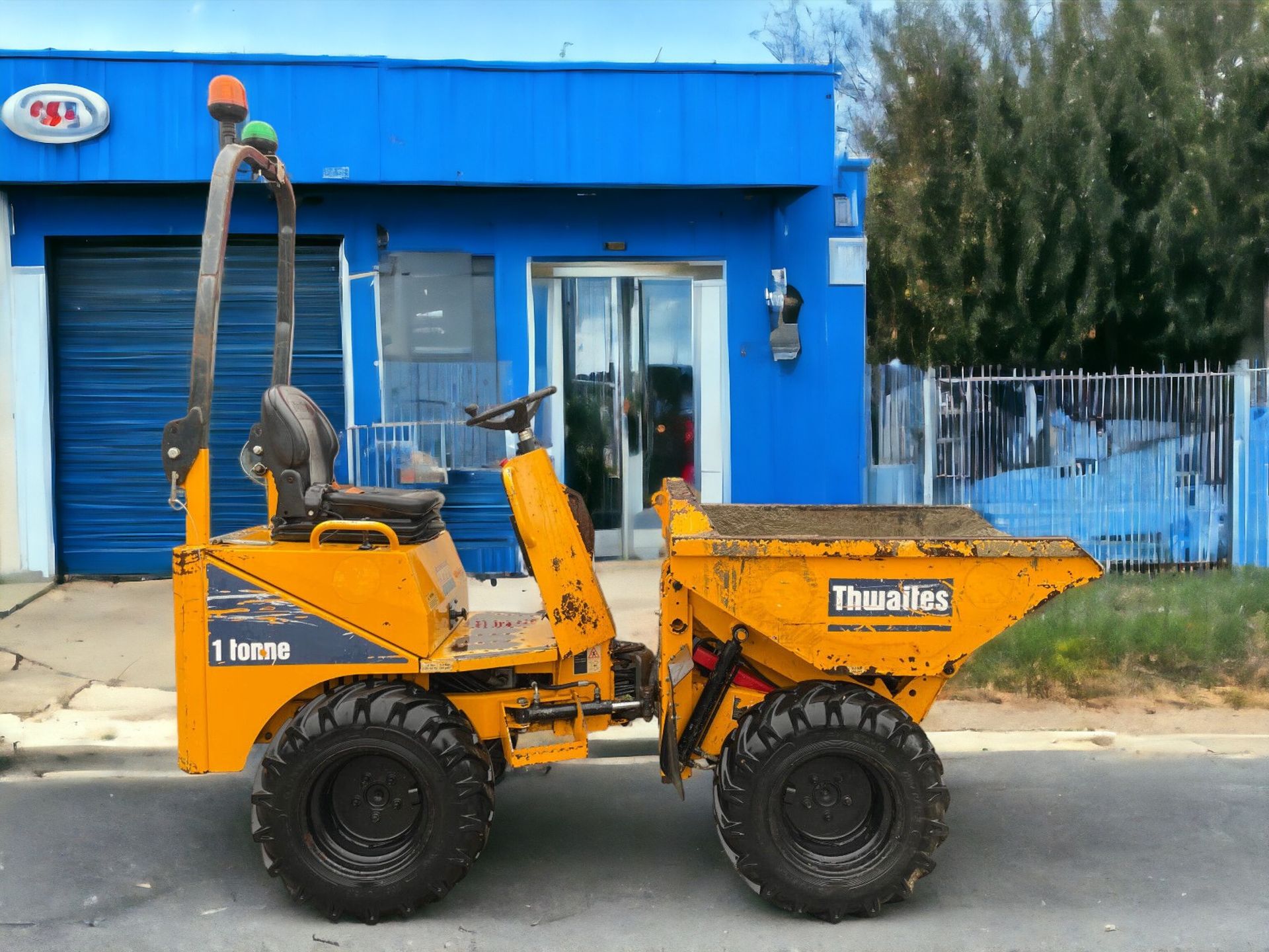 "EFFICIENT HANDLING: 2016 THWAITES 1 TONNE HI-TIP DUMPER - LOW HOURS, HIGH PERFORMANCE!"