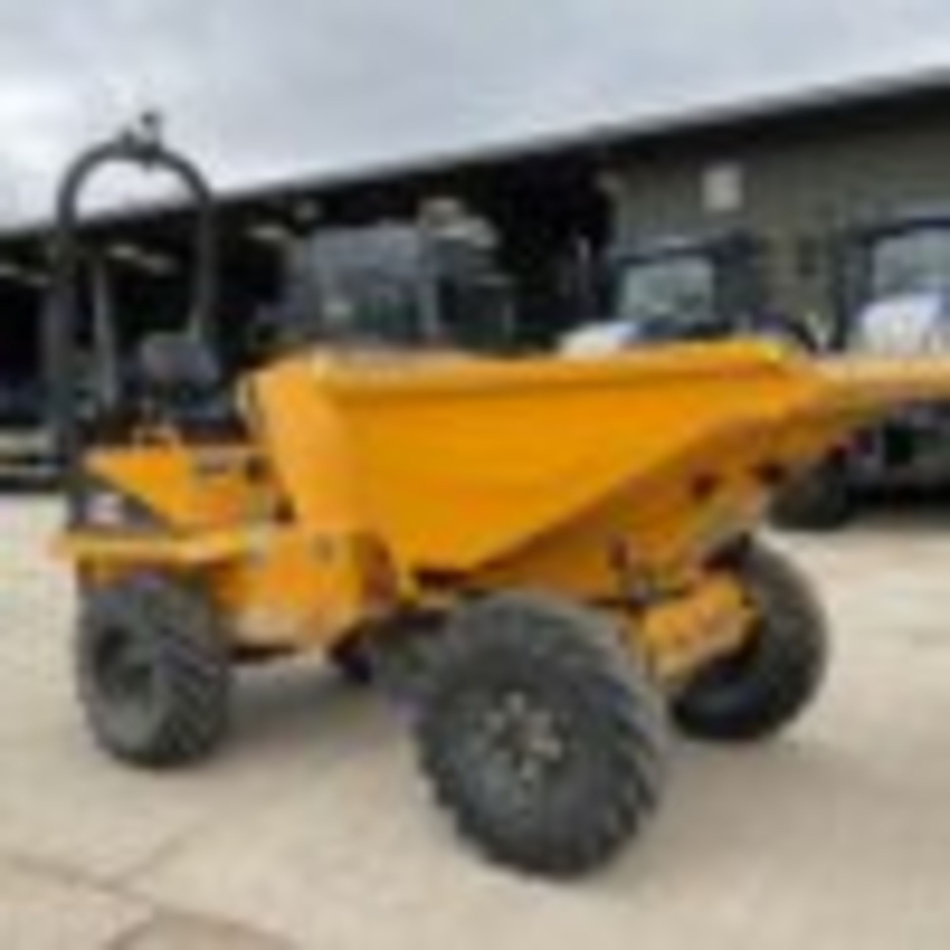 THWAITES MACH 573: POWERFUL 3-TON SWIVEL TIP DUMPER - Image 4 of 9