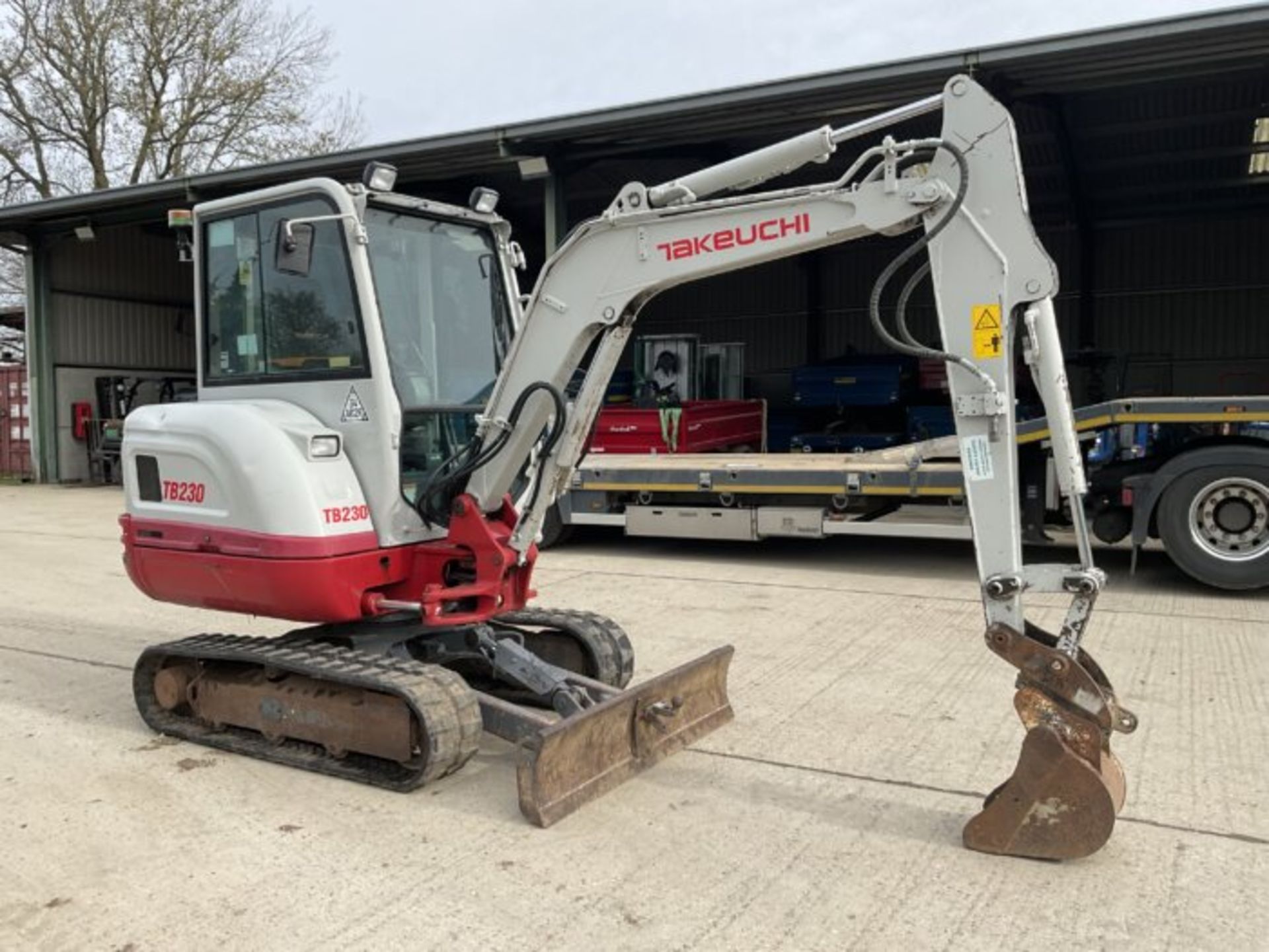 POWER AND PRECISION: TAKEUCHI TB230 MINI EXCAVATOR - Bild 4 aus 10