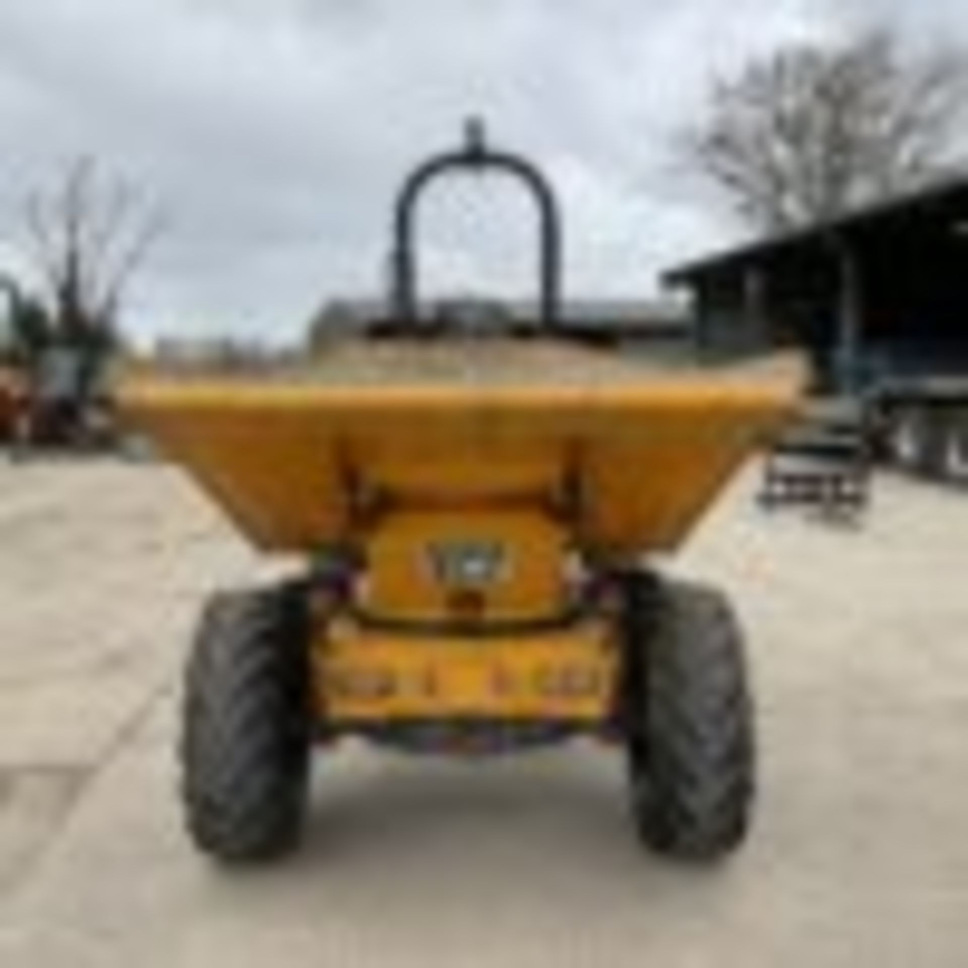 THWAITES MACH 573: POWERFUL 3-TON SWIVEL TIP DUMPER - Image 3 of 9