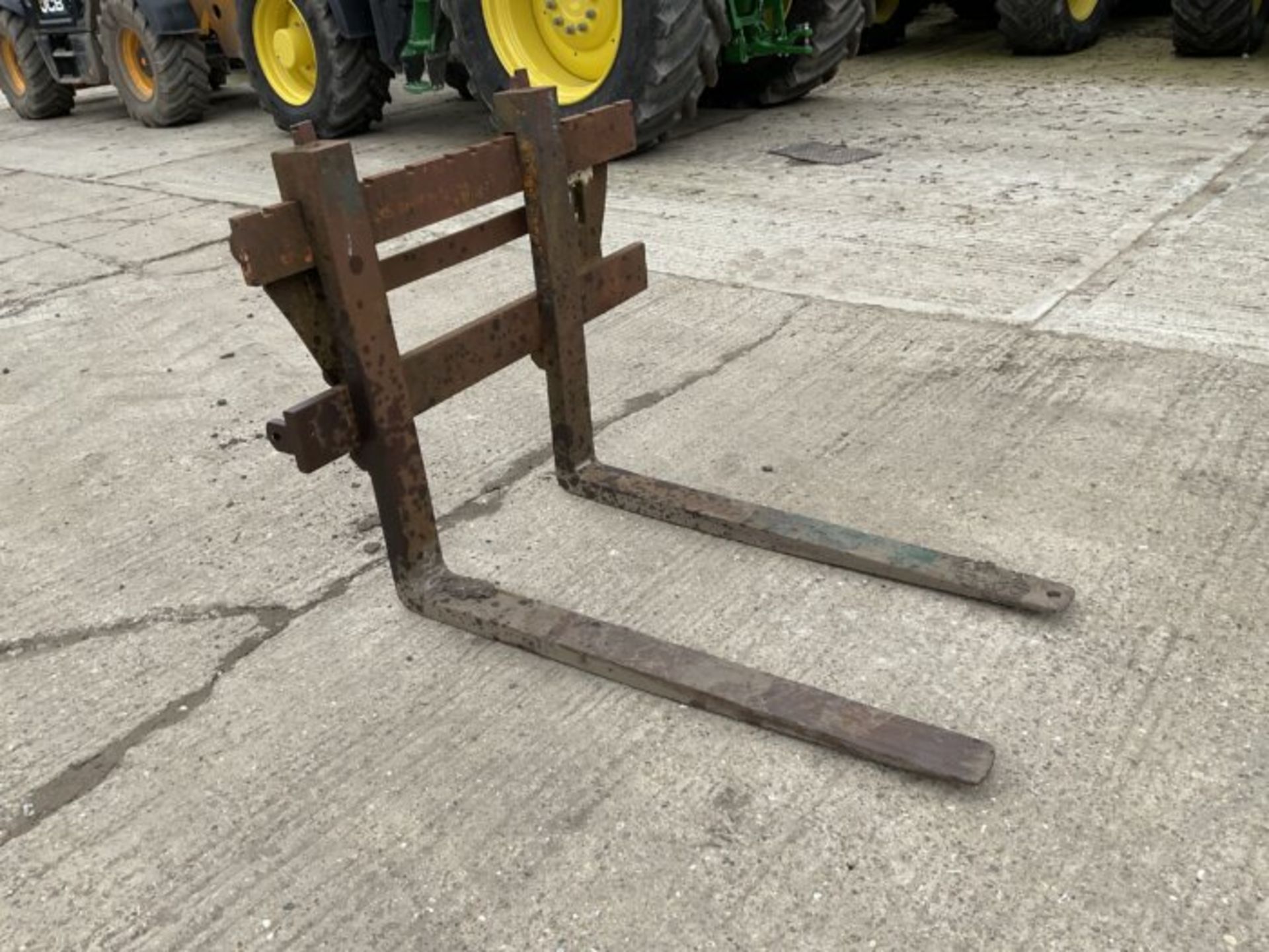 EFFICIENCY ELEVATED: EURO BRACKET PALLET FORKS - Image 3 of 7