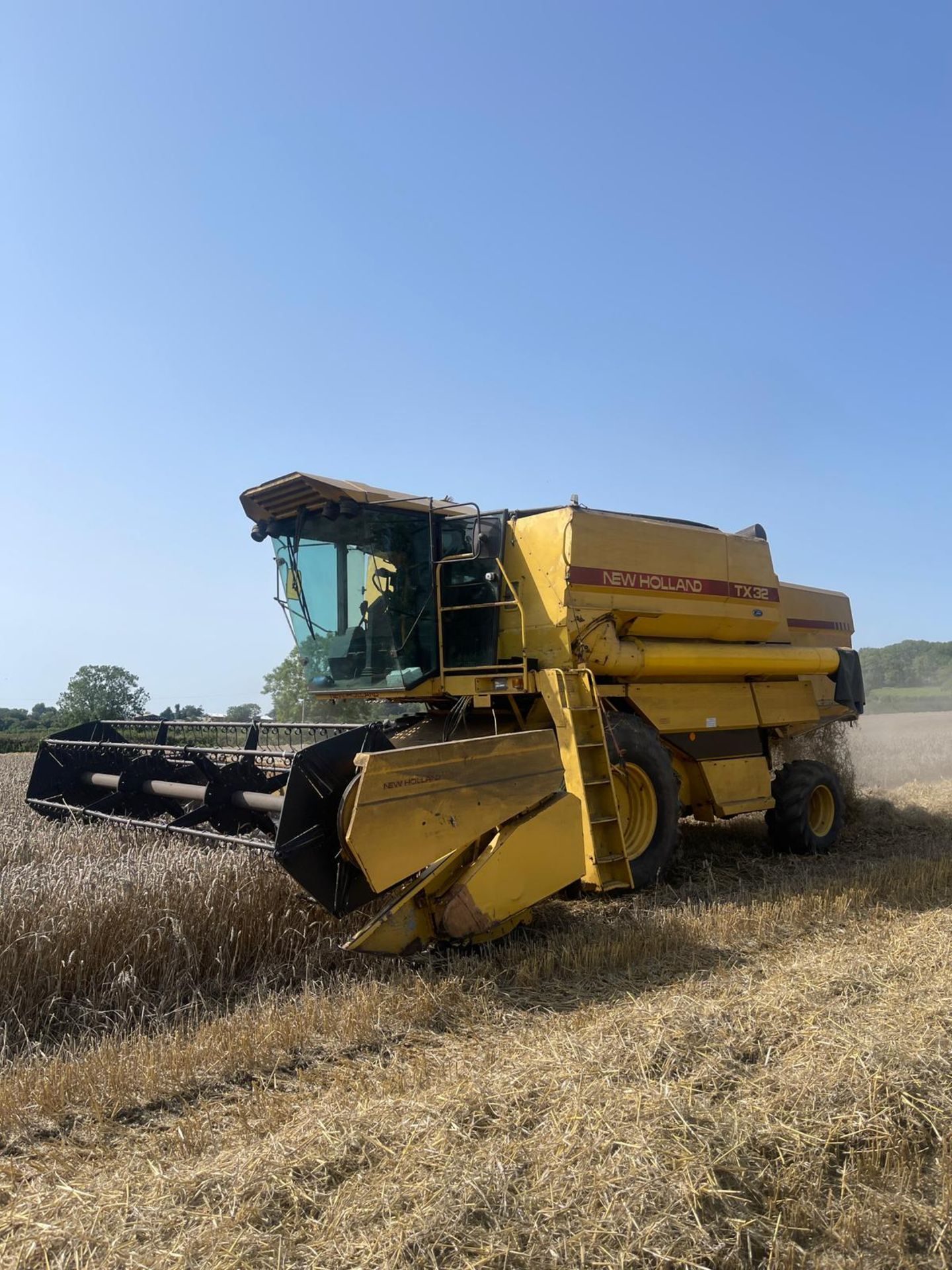 NEW HOLLAND TX32 COMBINE