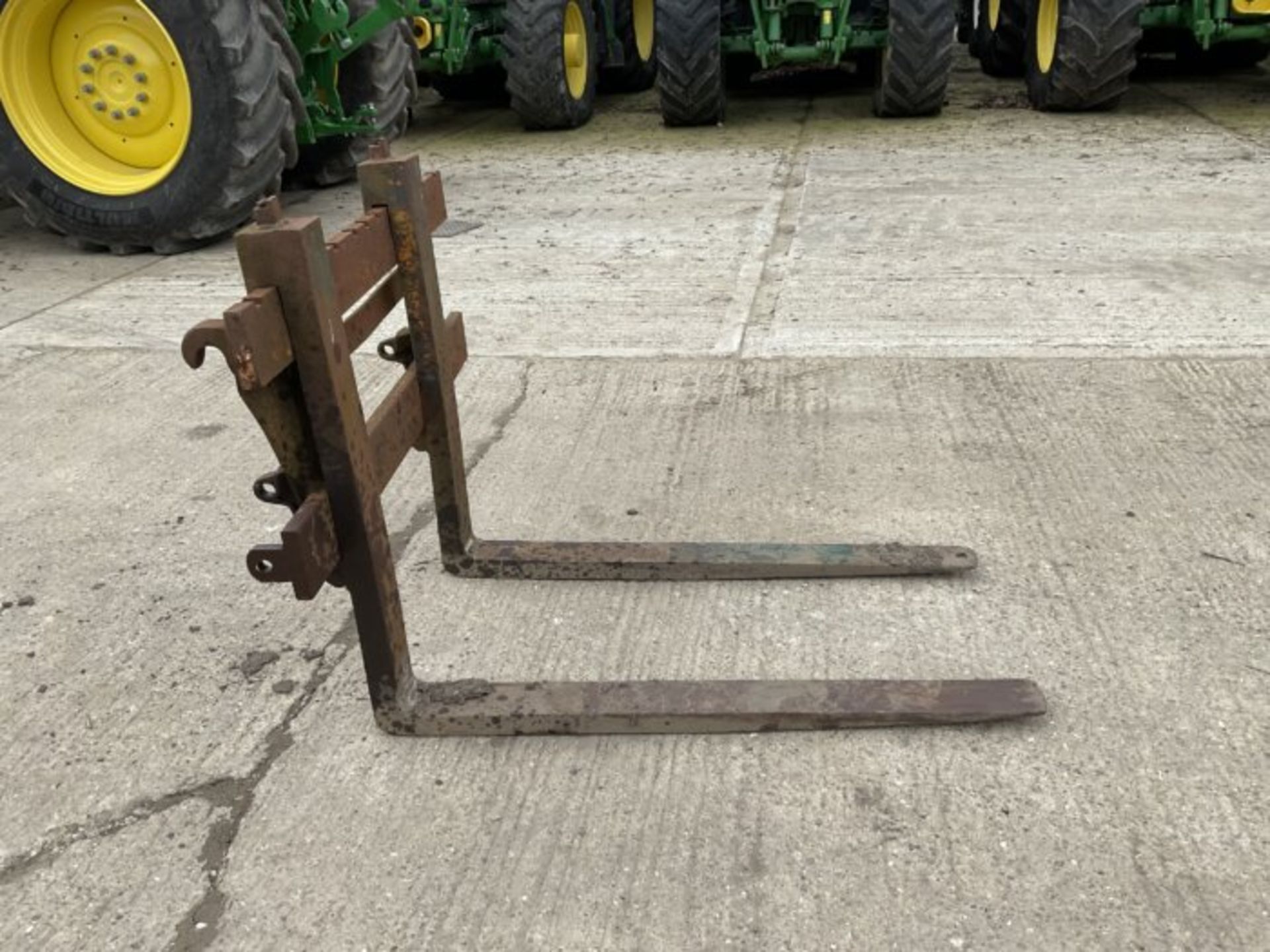 EFFICIENCY ELEVATED: EURO BRACKET PALLET FORKS - Image 4 of 7