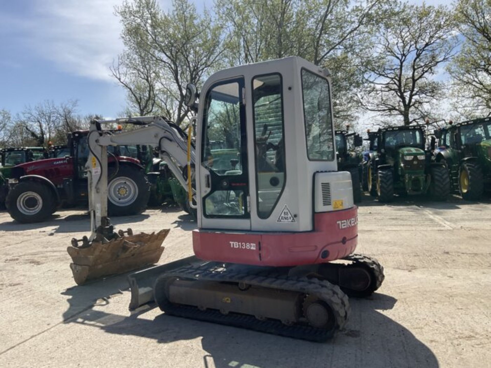 TAKEUCHI TB138FR MINI EXCAVATOR WITH FRONT BLADE, RUBBER TRACKS - Image 6 of 10