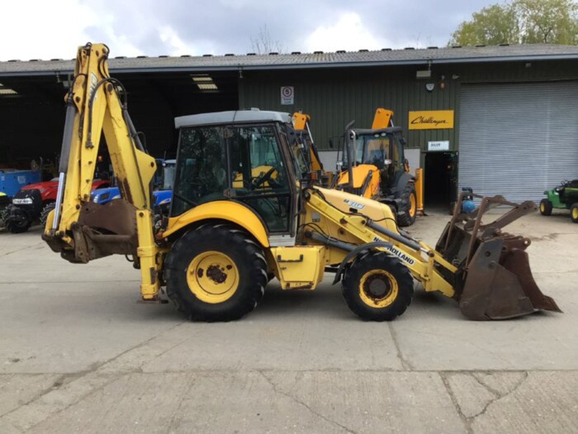 NEW HOLLAND B110 BACKHOE LOADER