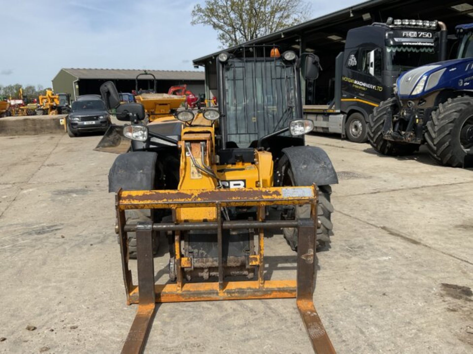 JCB 525-60 AGRI PLUS LOADALL WITH PALLET FORKS - Image 3 of 10