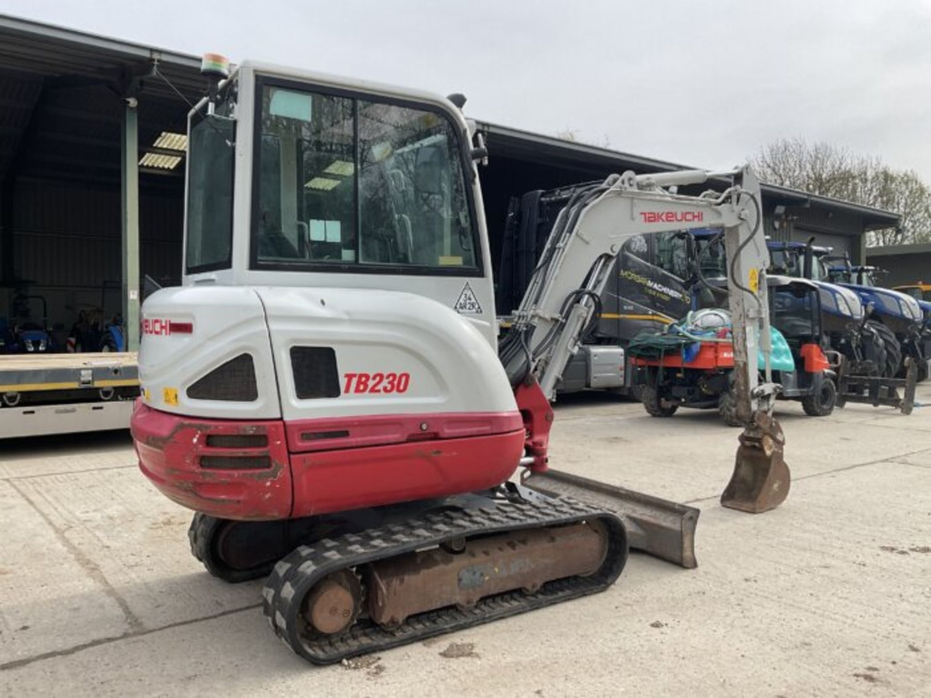 POWER AND PRECISION: TAKEUCHI TB230 MINI EXCAVATOR - Bild 6 aus 10