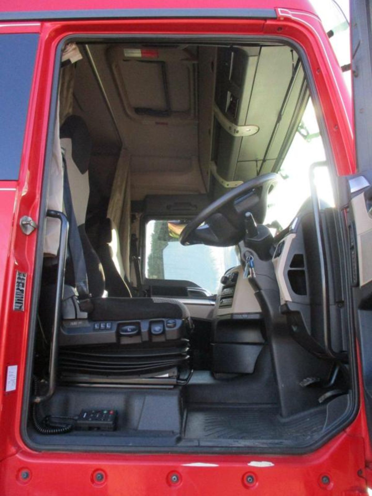 CLIMATE-CONTROLLED CABIN: MAN TGX 460 XXL WITH AIR CON AND HEATED SEAT - Image 17 of 23