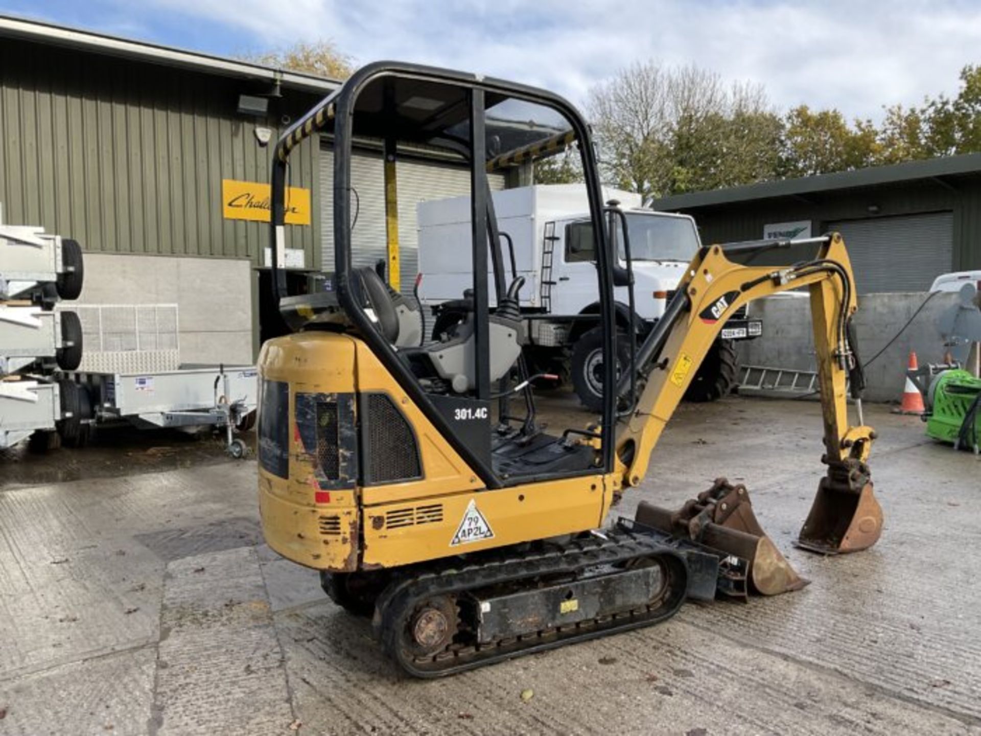 CAT 301.4C. RUBBER/EXPANDING TRACKS - Image 6 of 9