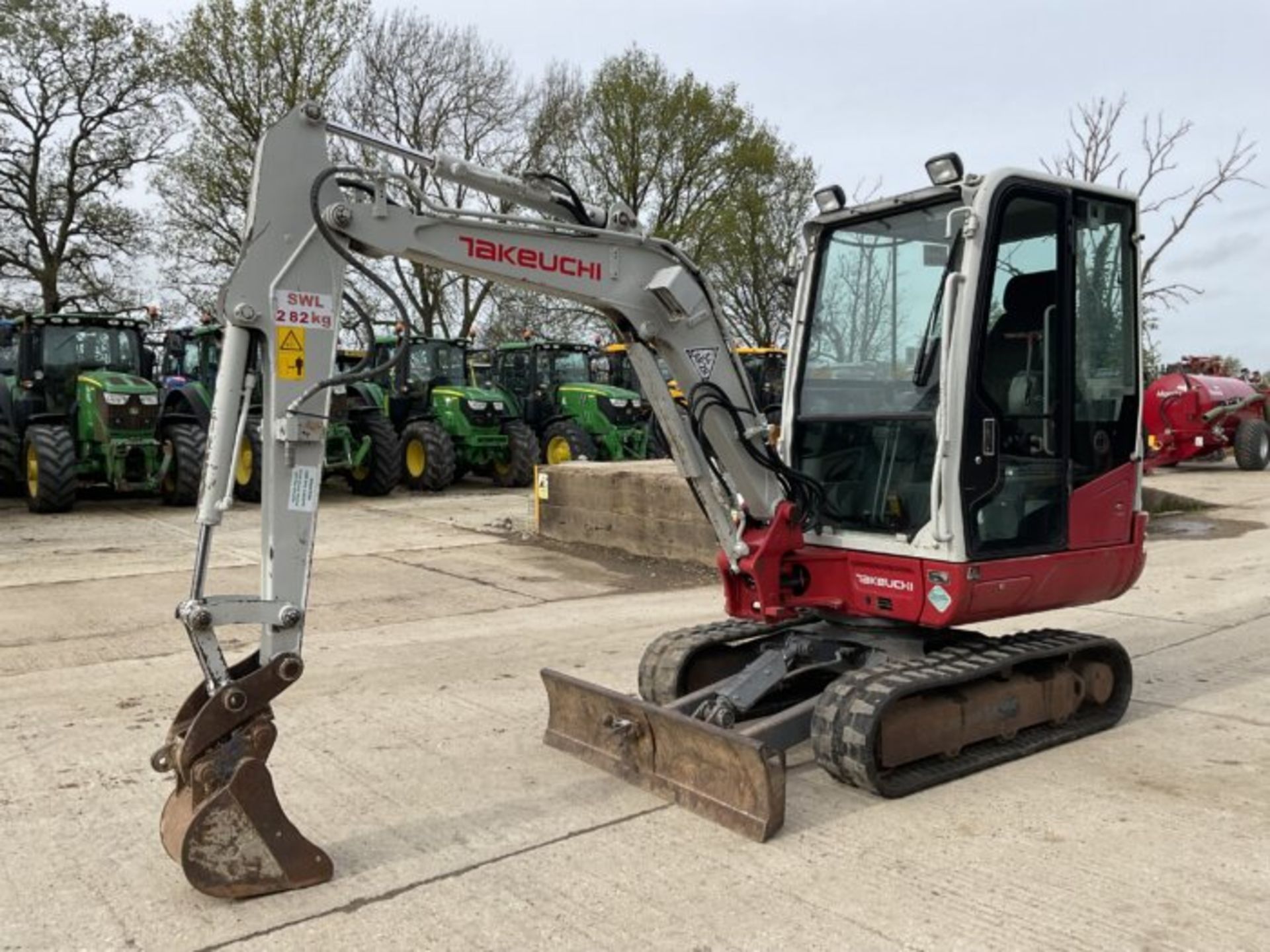 POWER AND PRECISION: TAKEUCHI TB230 MINI EXCAVATOR - Bild 2 aus 10