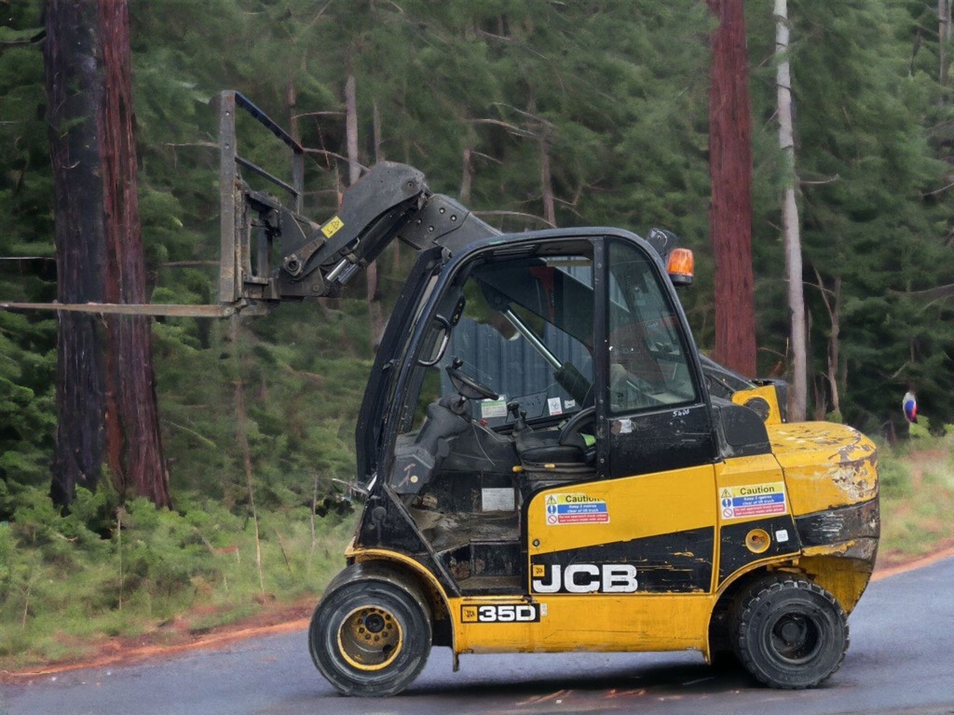 EFFICIENT AND RELIABLE: 2011 JCB TELETRUK TLT35D TELEHANDLER - ONLY 8201 HOURS