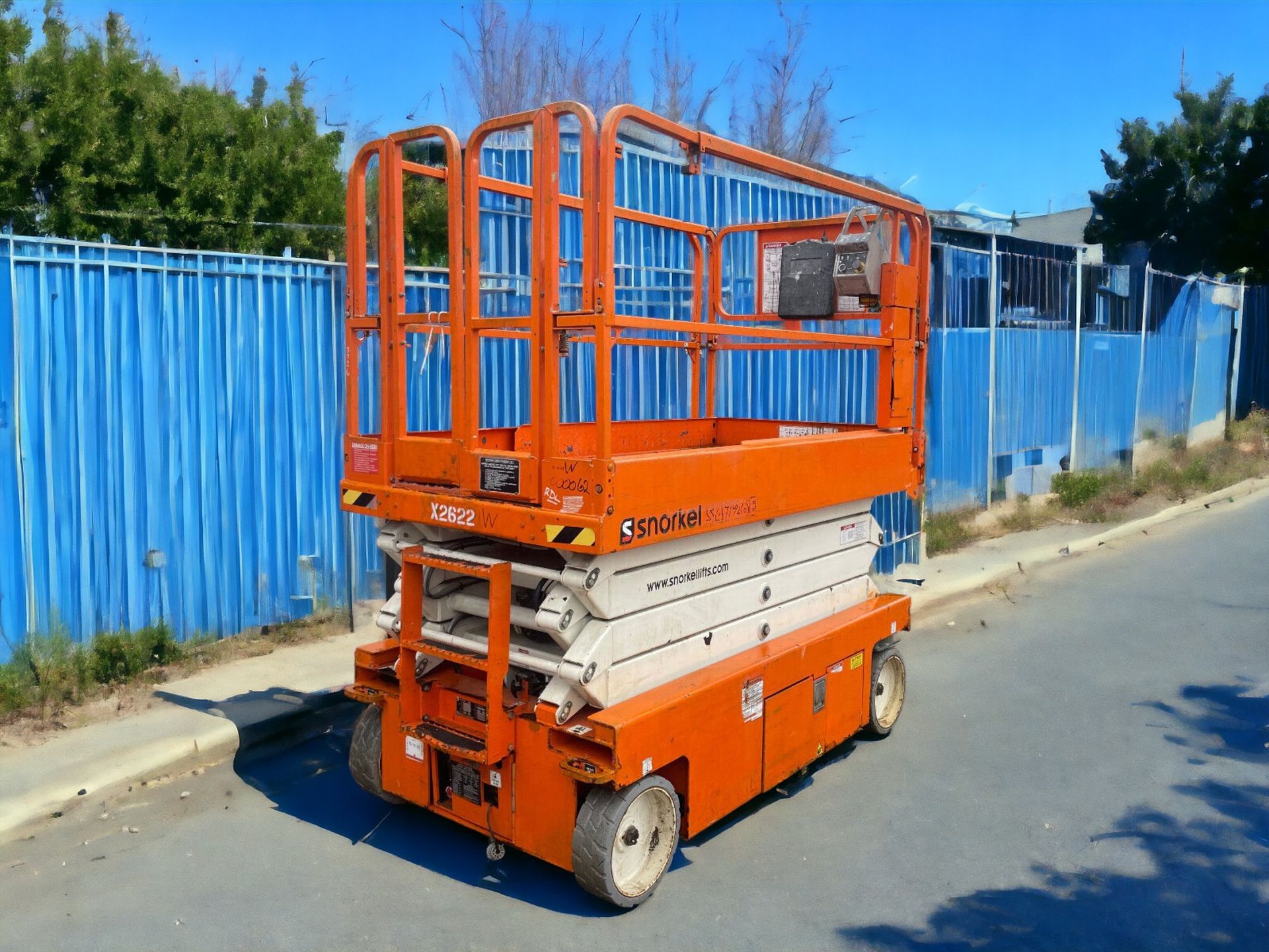 BOOST EFFICIENCY WITH THE 2016 SNORKEL S4726E ELECTRIC SCISSOR LIFT - Bild 2 aus 8