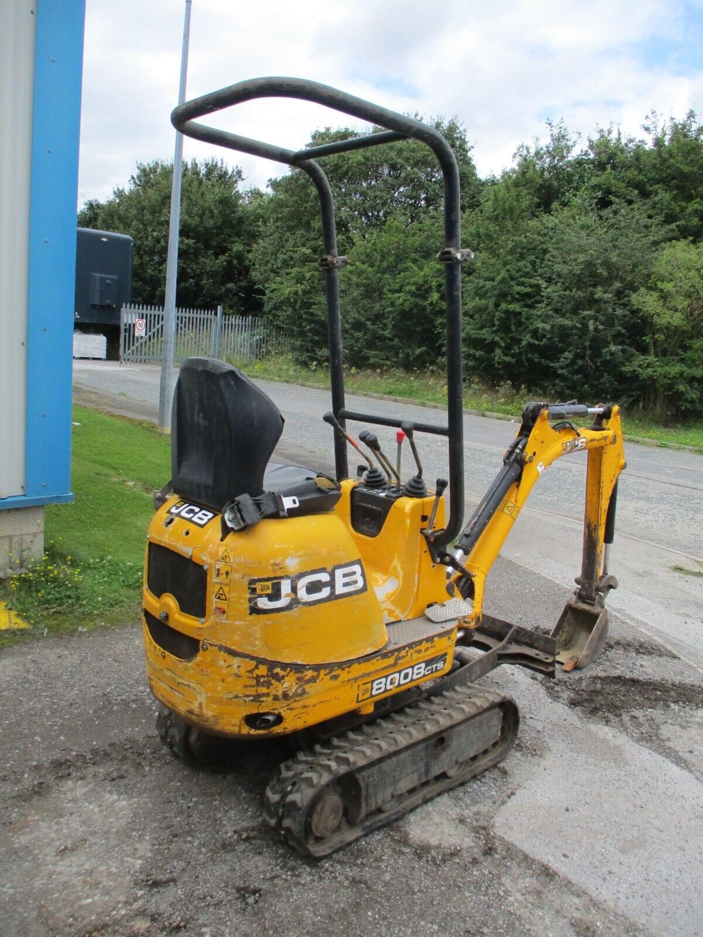 JCB 8008: THE MIGHTY MINI EXCAVATOR - Bild 5 aus 13