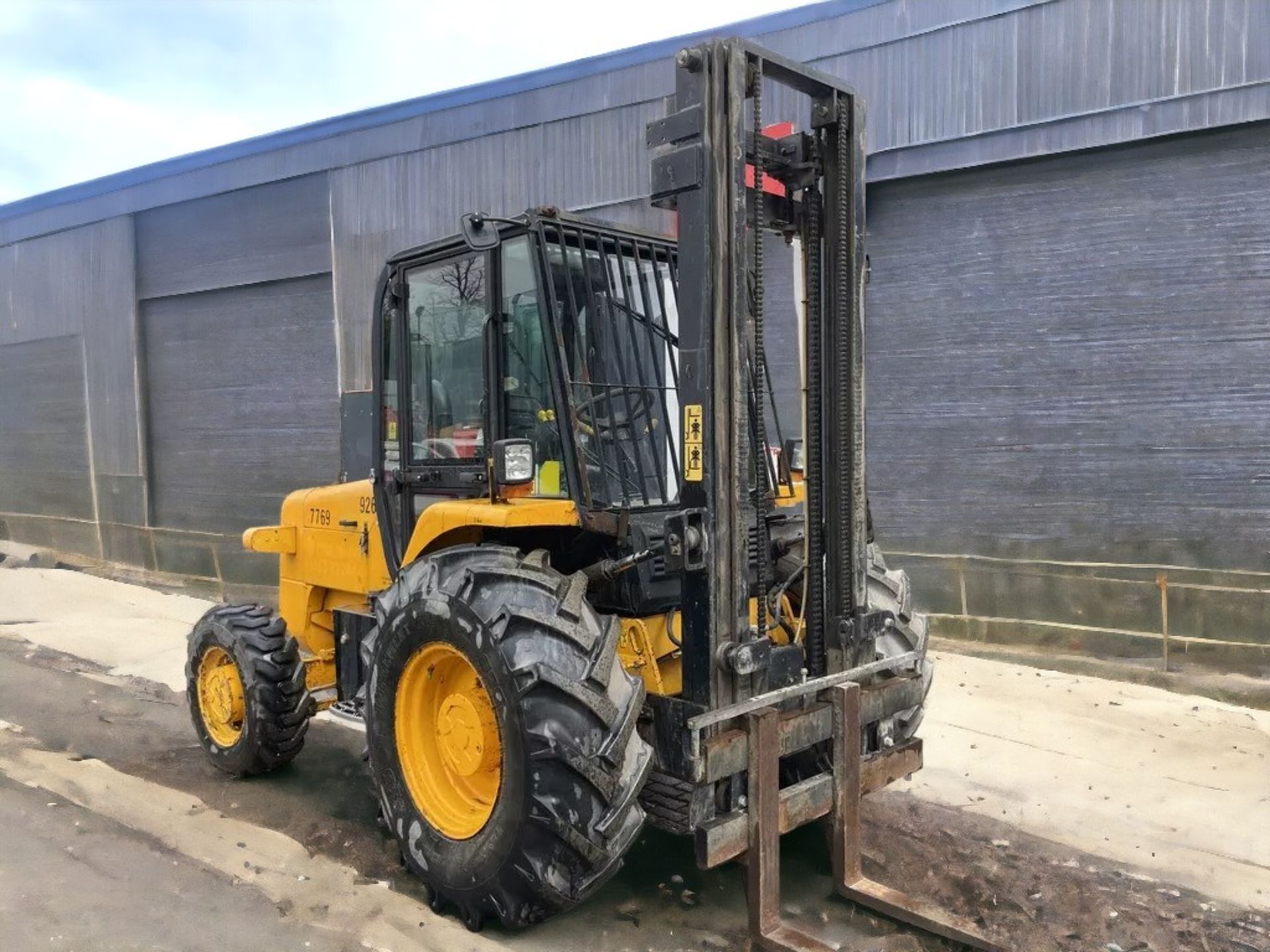 POWERFUL 2005 TELESCOPIC HANDLER – YOUR RELIABLE PARTNER FOR HEAVY LIFTING!