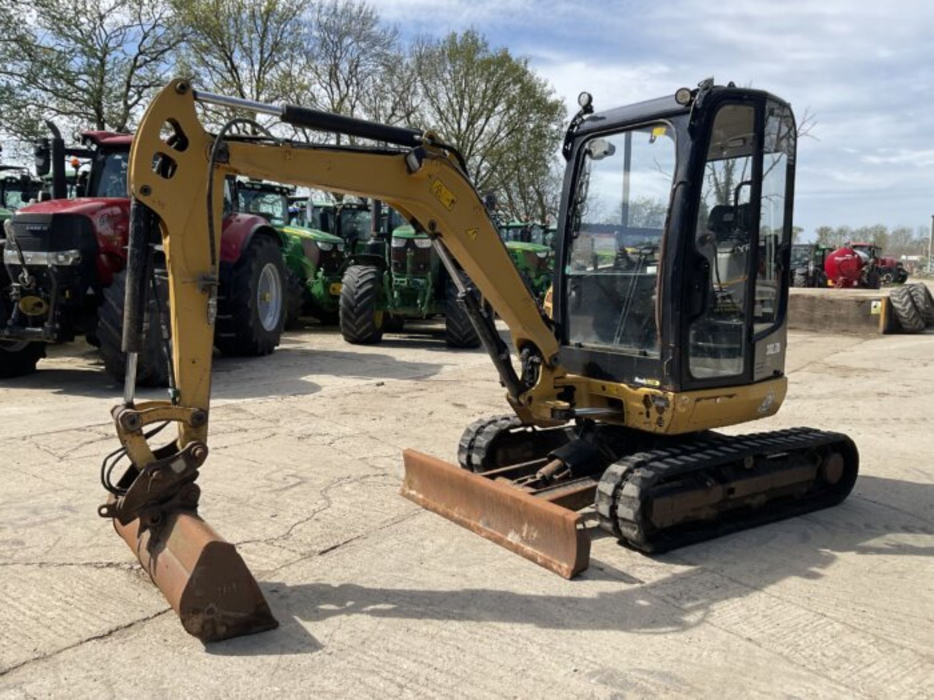 CAT 302.7D CR MINI EXCAVATOR WITH RUBBER TRACKS, FRONT BLADE - Image 9 of 10