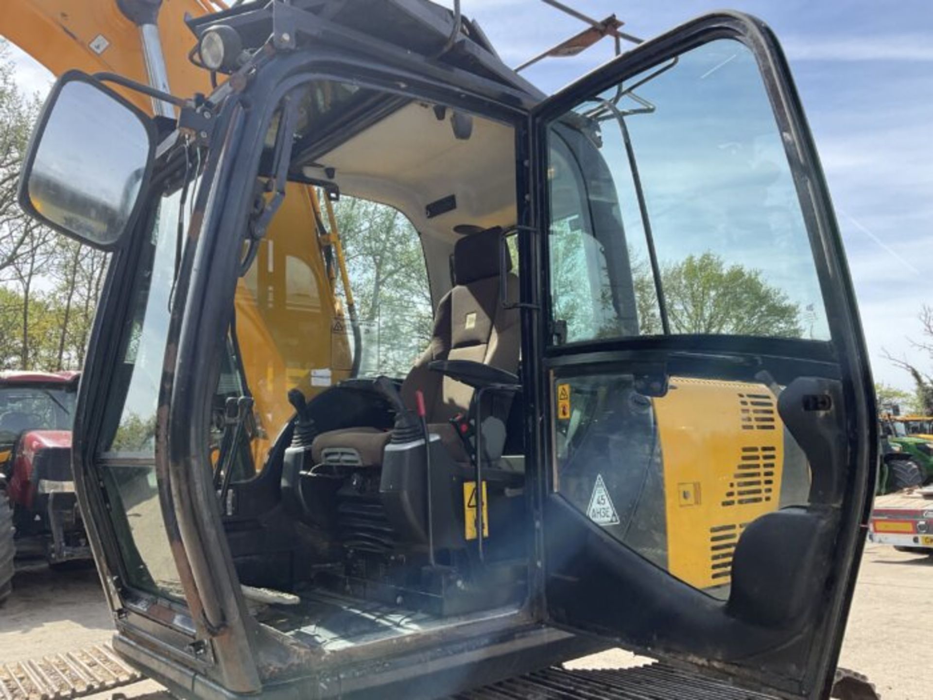 JCB JS130 LC EXCAVATOR - Image 9 of 10