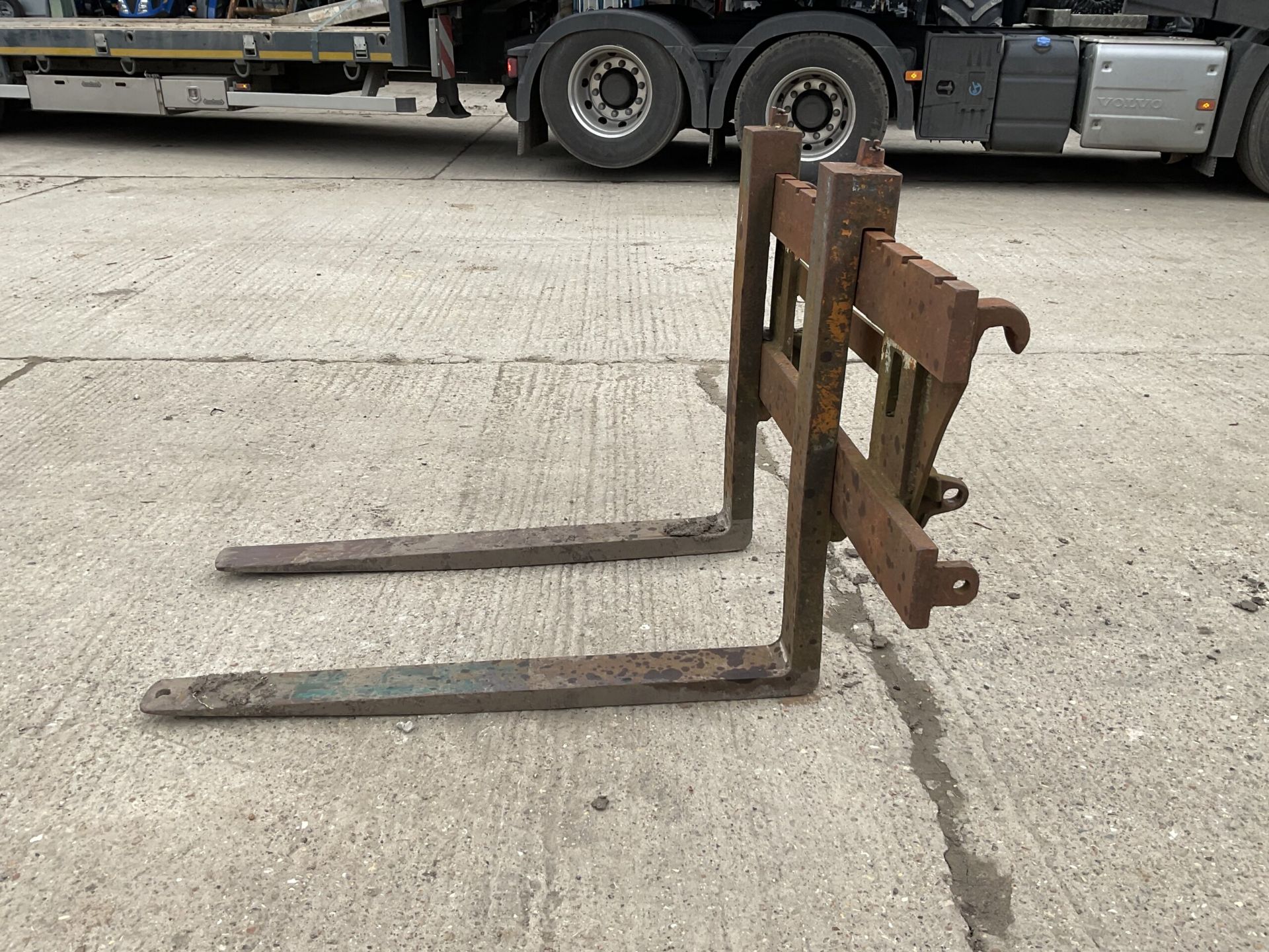 EFFICIENCY ELEVATED: EURO BRACKET PALLET FORKS