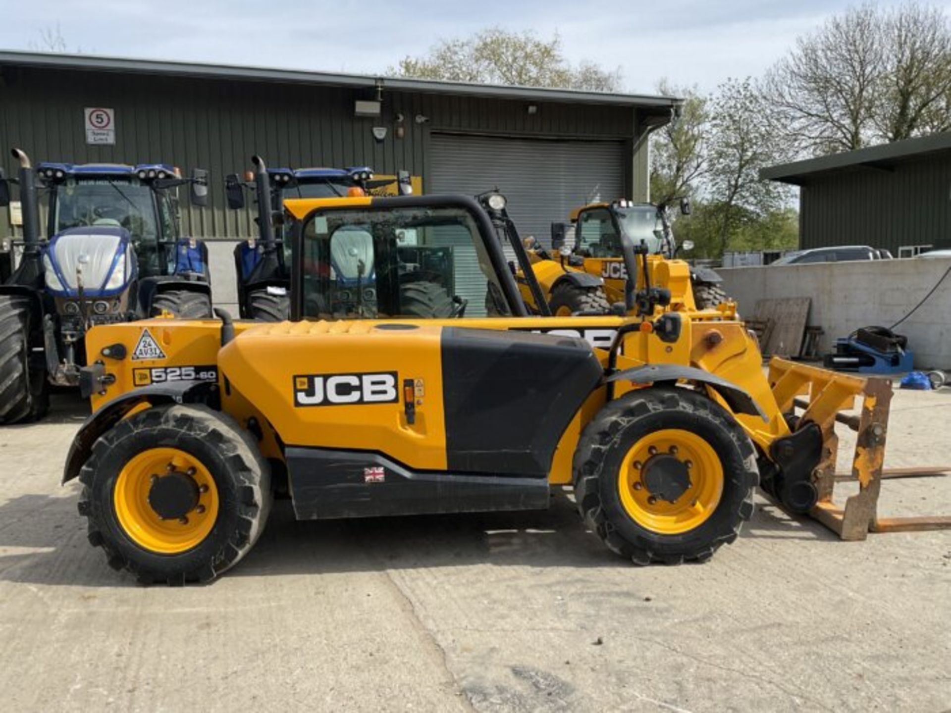 JCB 525-60 AGRI PLUS LOADALL WITH PALLET FORKS - Image 5 of 10