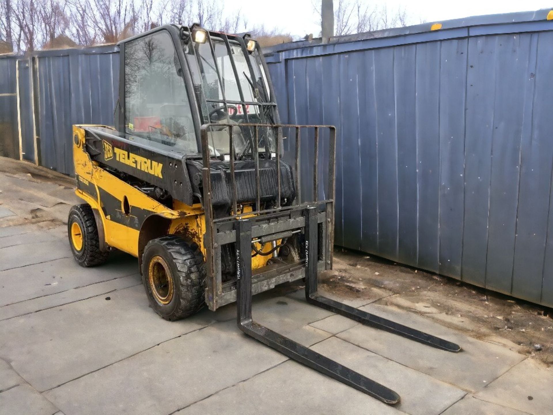 IMPRESSIVE 2002 FORKLIFT: YOUR ULTIMATE INDUSTRIAL COMPANION - Image 2 of 12