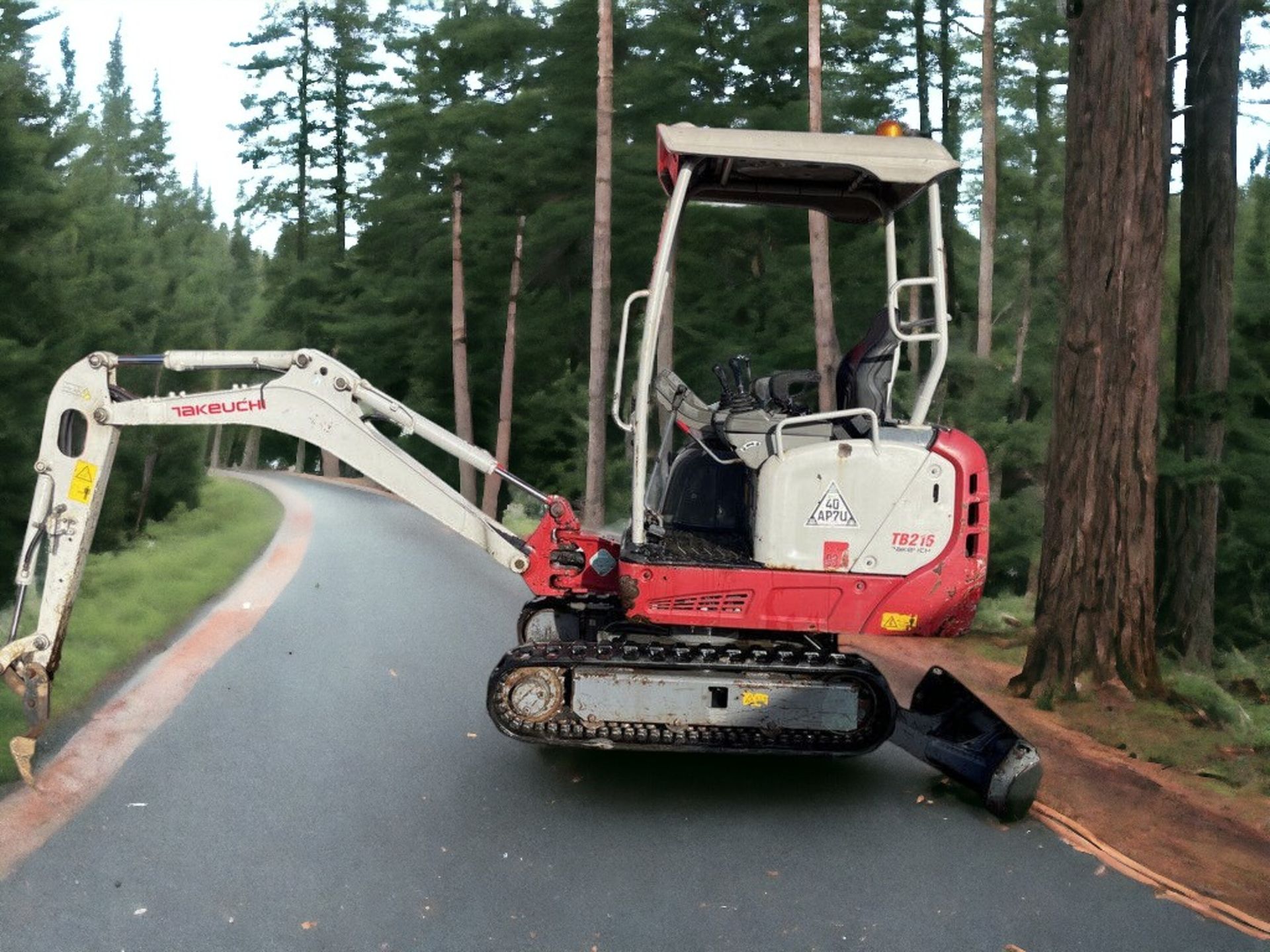 2017 TAKEUCHI TB216 MINI EXCAVATOR - VERSATILE, RELIABLE, AND READY FOR ACTION - Image 4 of 11