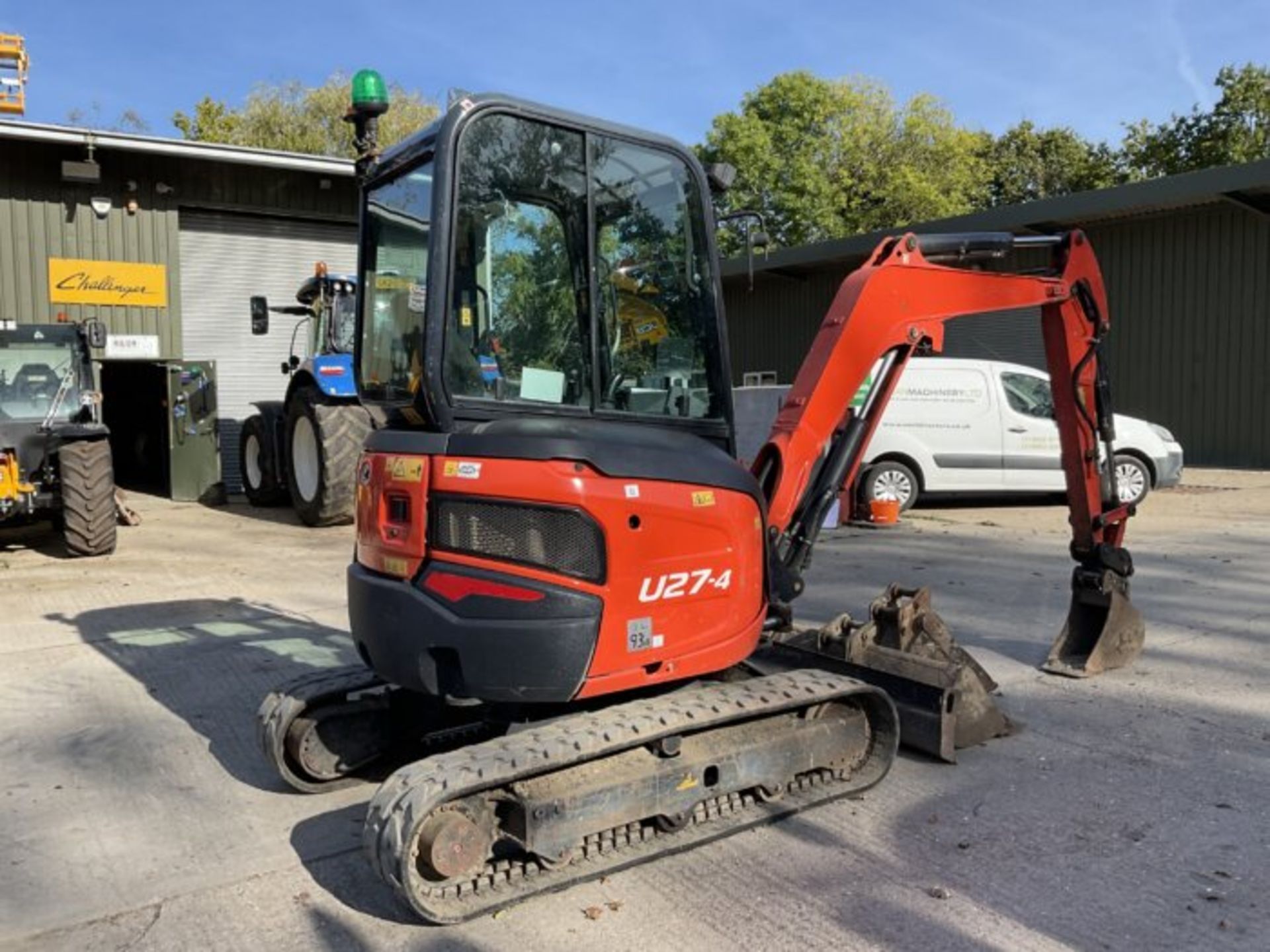KUBOTA U27-4. RUBBER TRACKS. PIPED. FRONT BLADE. 3 BUCKETS. QUICK HITCH. 2 SPEED TRACKING. - Image 6 of 9