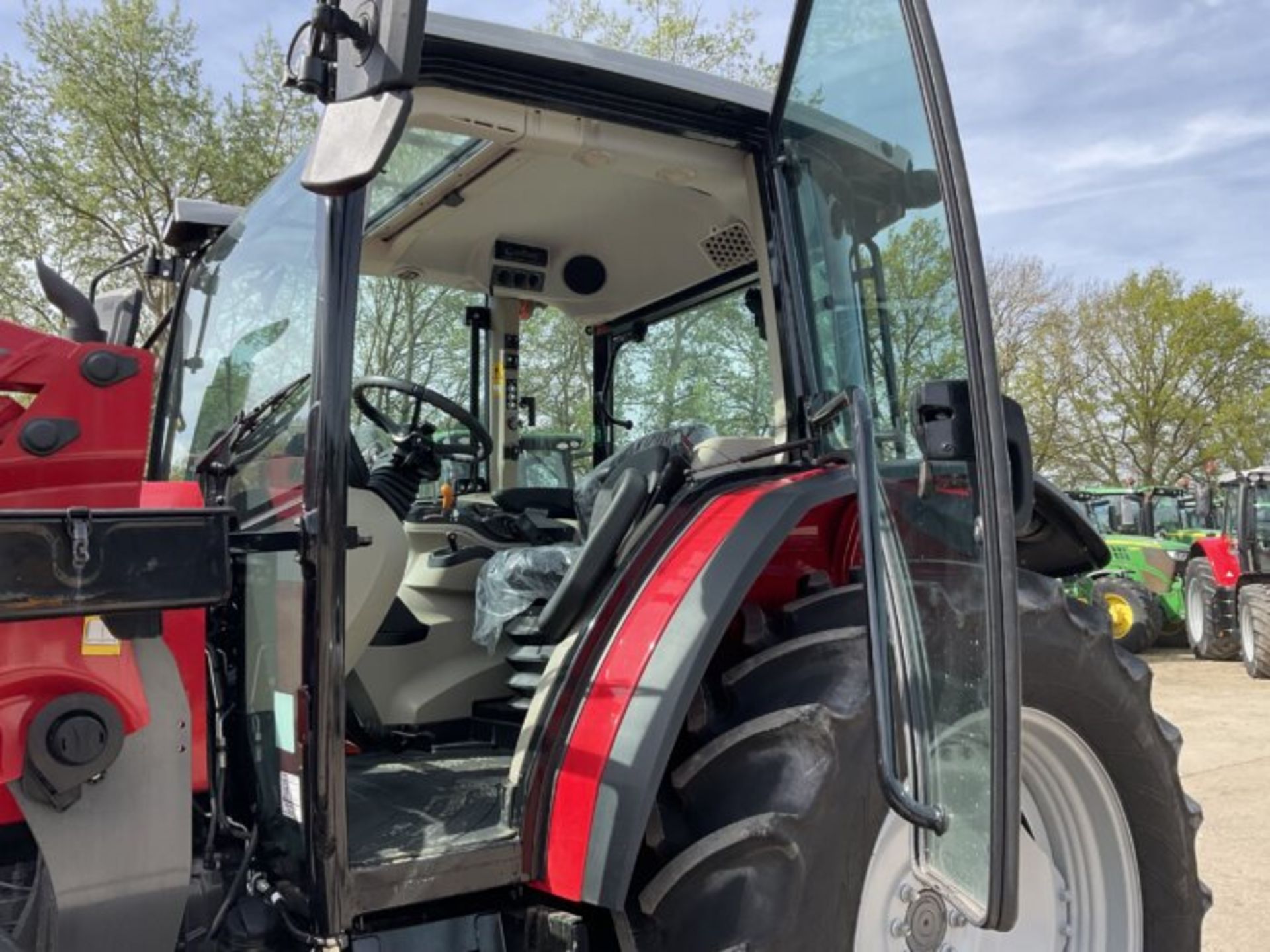 MASSEY FERGUSON 5711M TRACTOR WITH MASSEY FERGUSON FL.3823 LOADER - Image 8 of 10