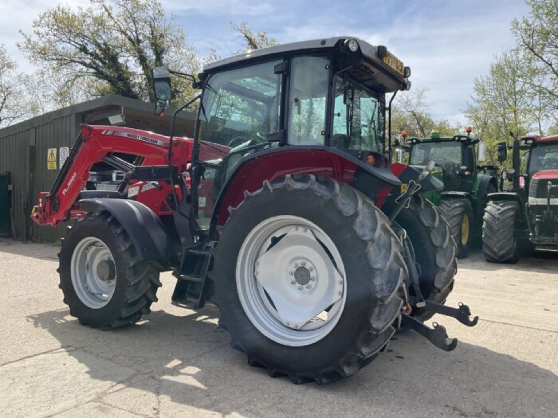 MASSEY FERGUSON 5711M TRACTOR WITH MASSEY FERGUSON FL.3823 LOADER - Image 7 of 10