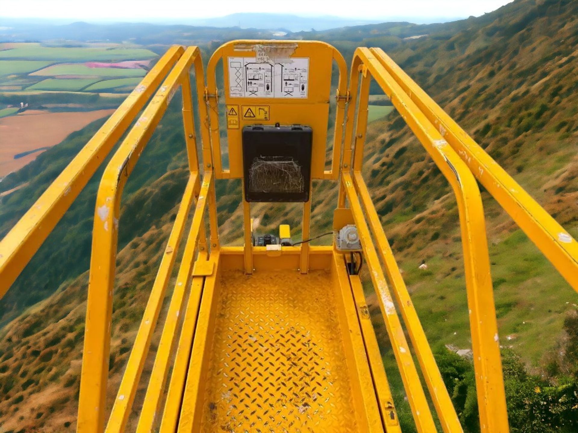 EFFICIENT AND RELIABLE JCB S1930E ELECTRIC SCISSOR LIFT - Image 5 of 12