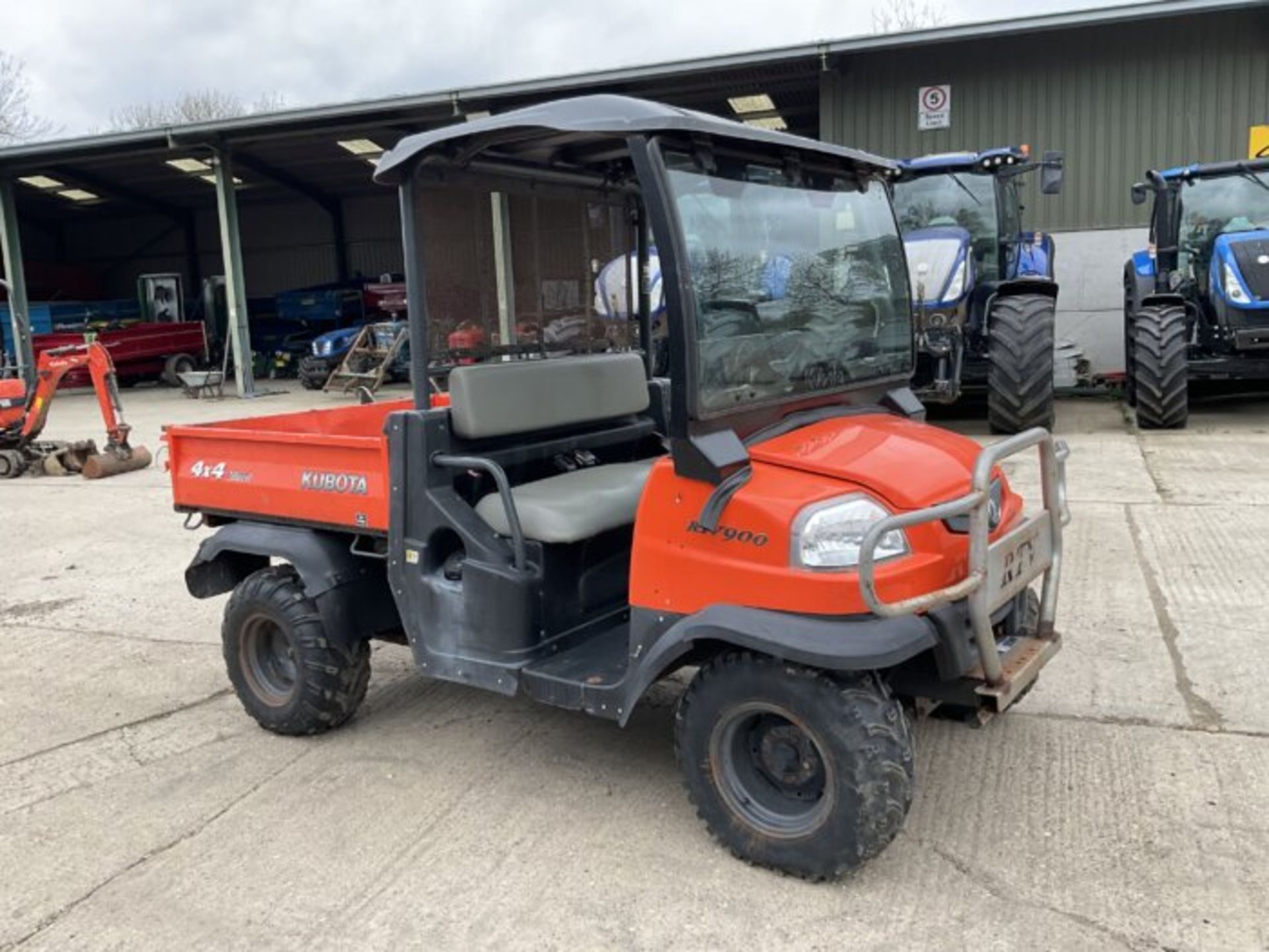 KUBOTA RTV900 4X4 DIESEL UTILITY VEHICLE - Image 7 of 9