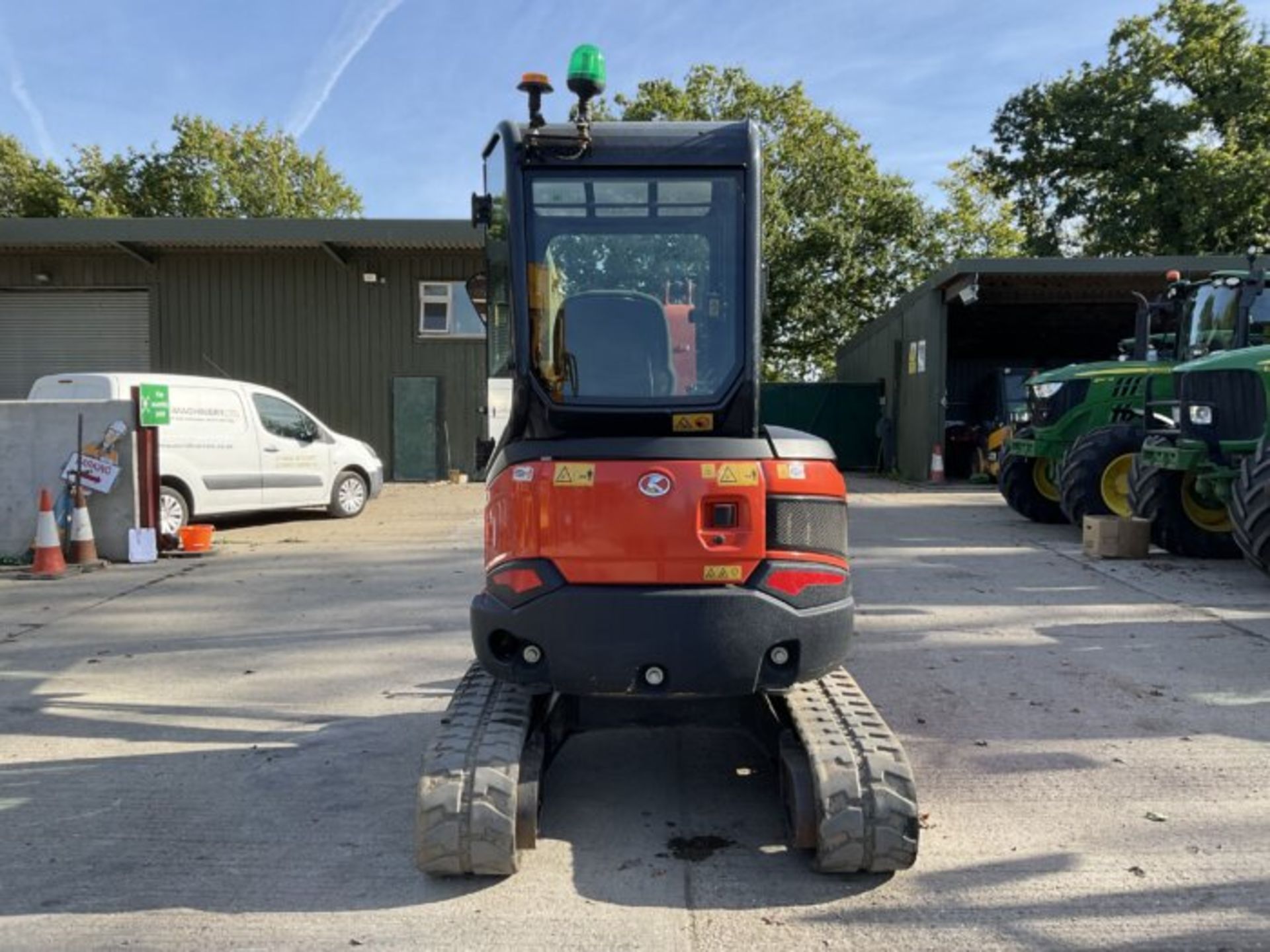 KUBOTA U27-4. RUBBER TRACKS. PIPED. FRONT BLADE. 3 BUCKETS. QUICK HITCH. 2 SPEED TRACKING. - Image 5 of 9