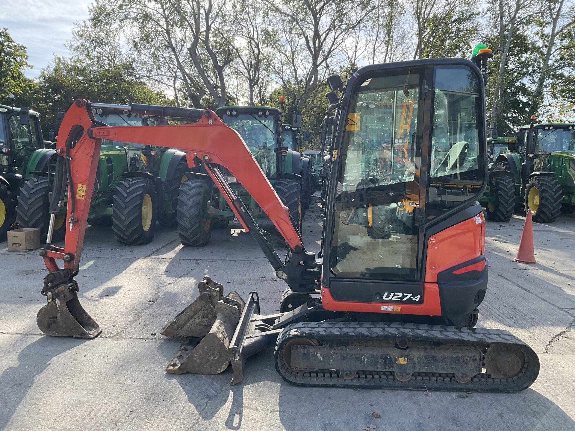 KUBOTA U27-4. RUBBER TRACKS. PIPED. FRONT BLADE. 3 BUCKETS. QUICK HITCH. 2 SPEED TRACKING. - Image 9 of 9