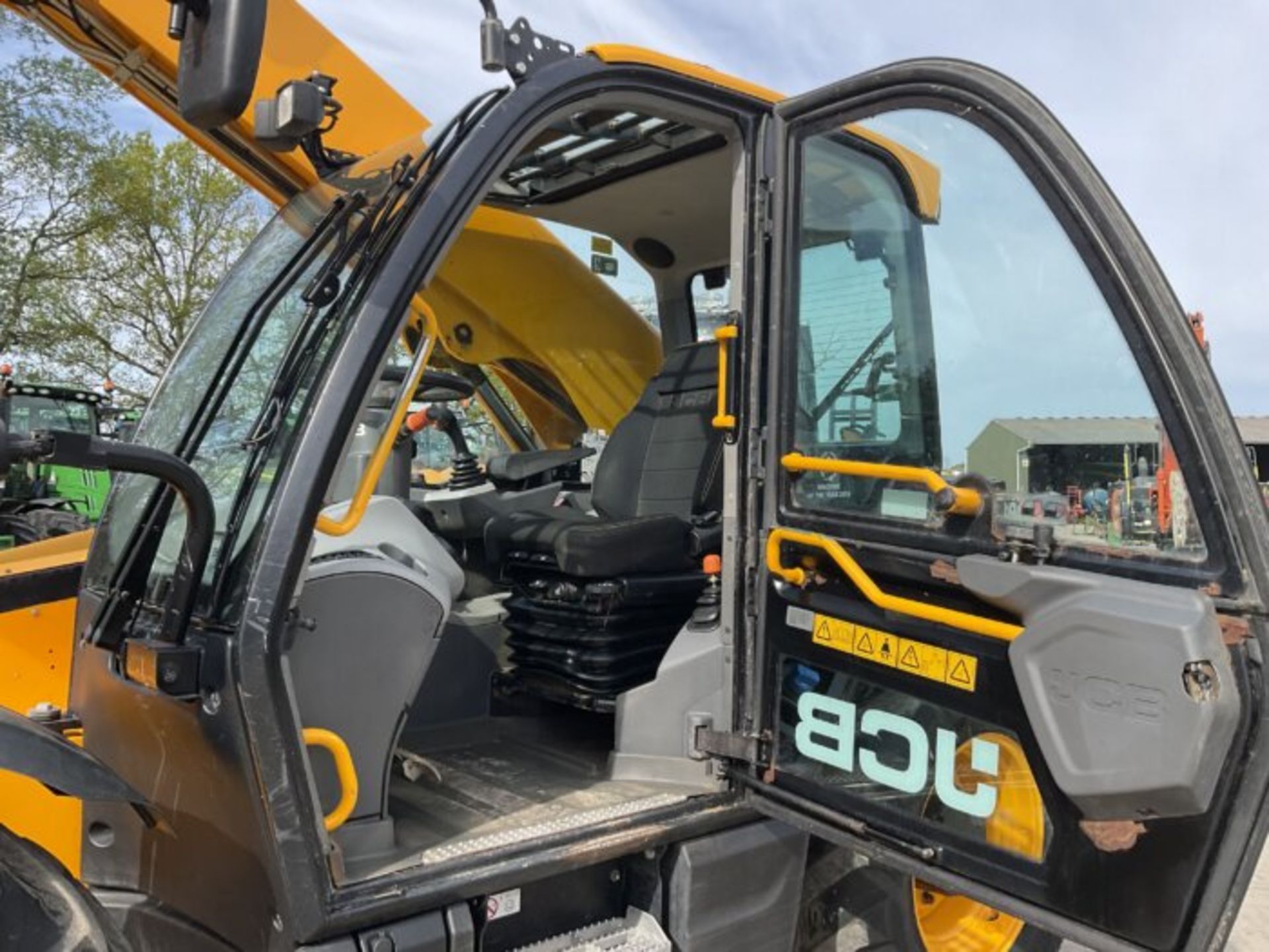 JCB 532-60 AGRI TELEHANDLER WITH PALLET FORKS - Image 9 of 11