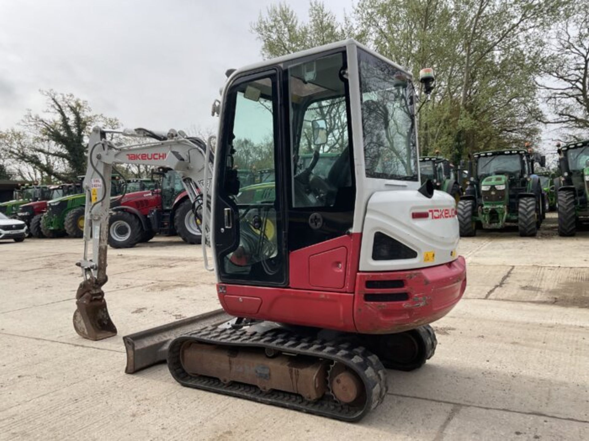 POWER AND PRECISION: TAKEUCHI TB230 MINI EXCAVATOR - Bild 8 aus 10