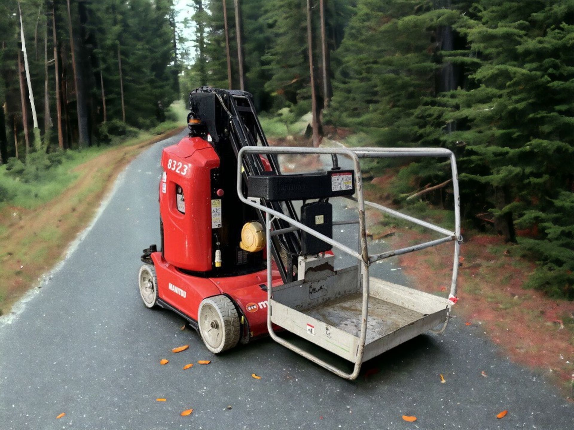 2014 MANITOU 100 VJR VERTICAL MAST LIFT - EFFICIENT, VERSATILE, AND RELIABLE - Image 2 of 9