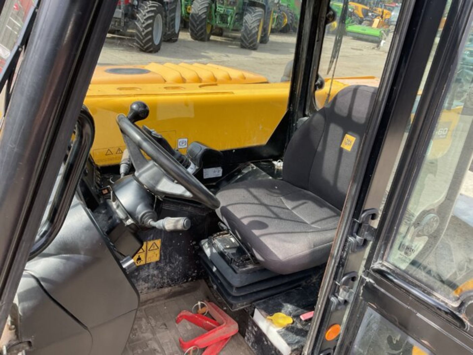 JCB 525-60 AGRI PLUS LOADALL WITH PALLET FORKS - Image 9 of 10