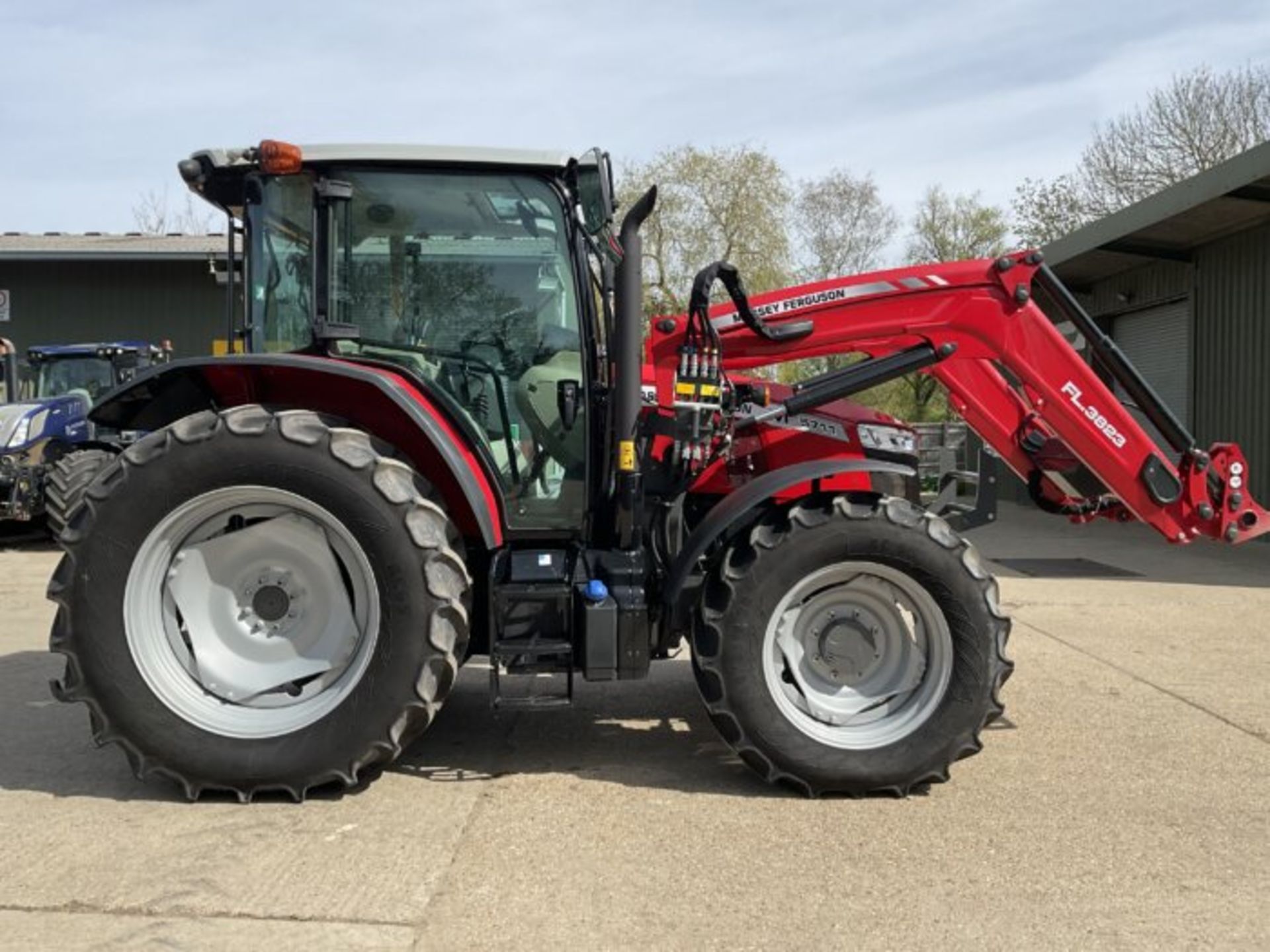 MASSEY FERGUSON 5711M TRACTOR WITH MASSEY FERGUSON FL.3823 LOADER - Image 4 of 10