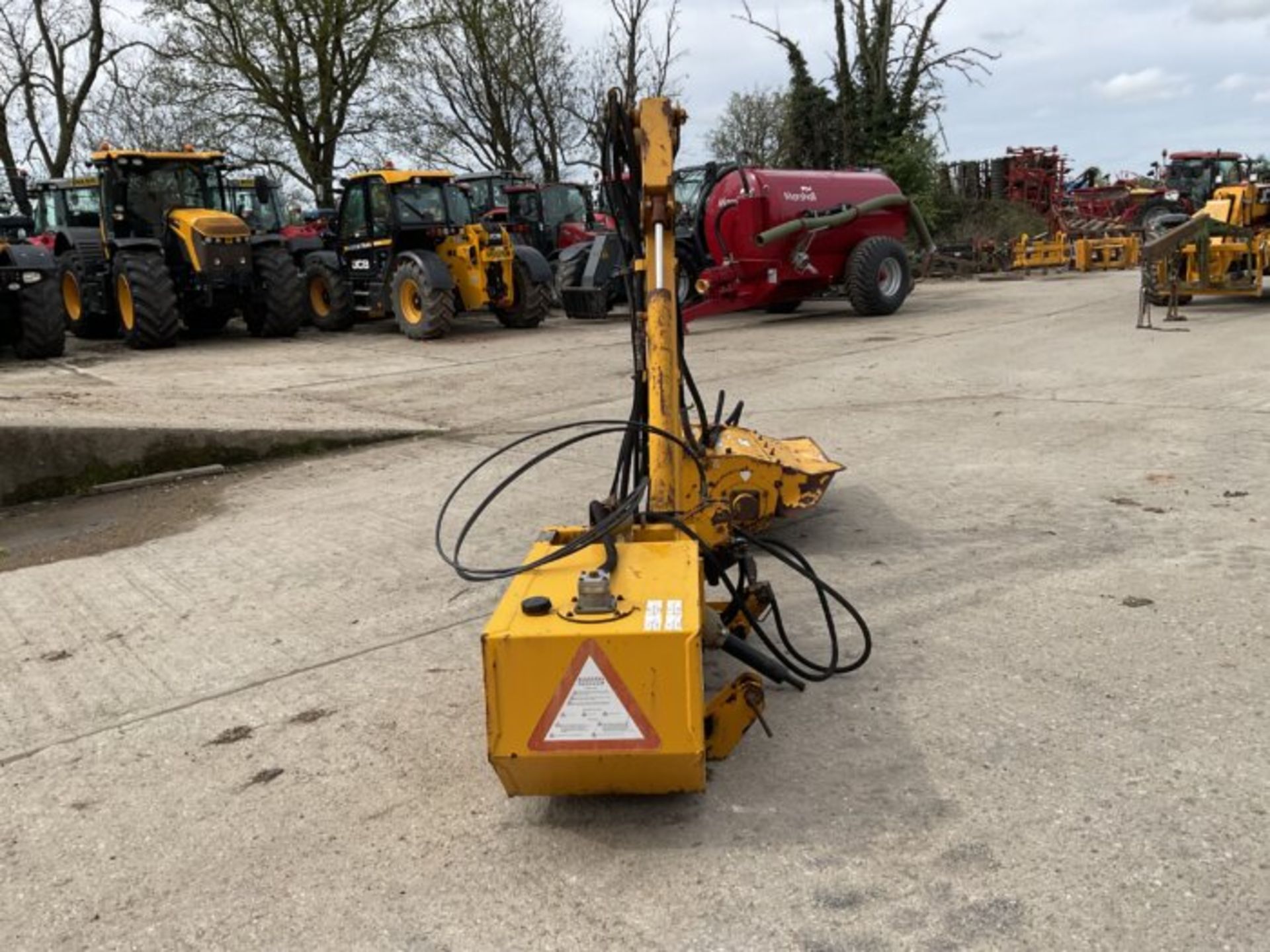 PRECISION TRIMMING: BOMFORD B457 HEDGE MOWER - Image 8 of 9