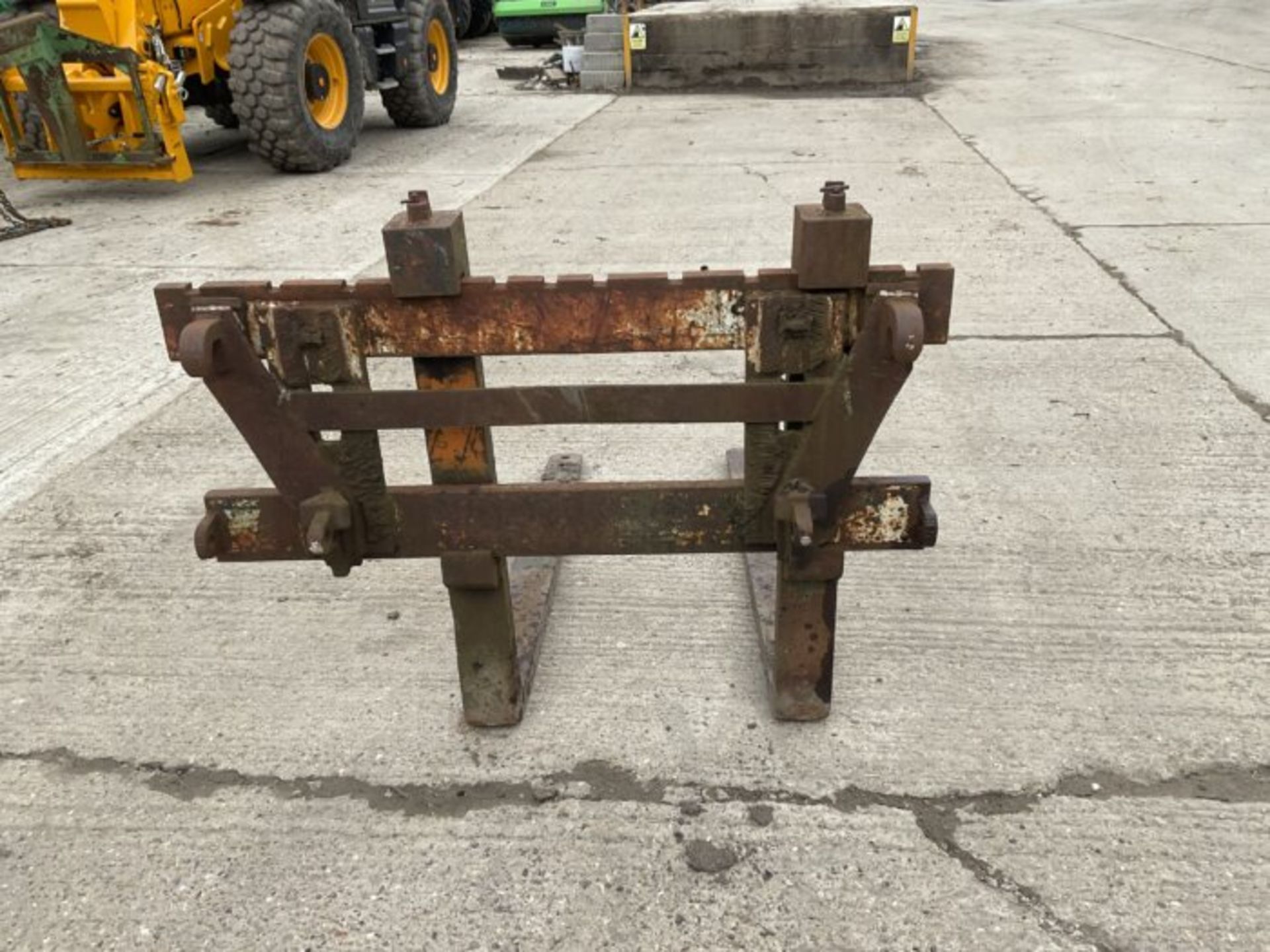 EFFICIENCY ELEVATED: EURO BRACKET PALLET FORKS - Image 5 of 7