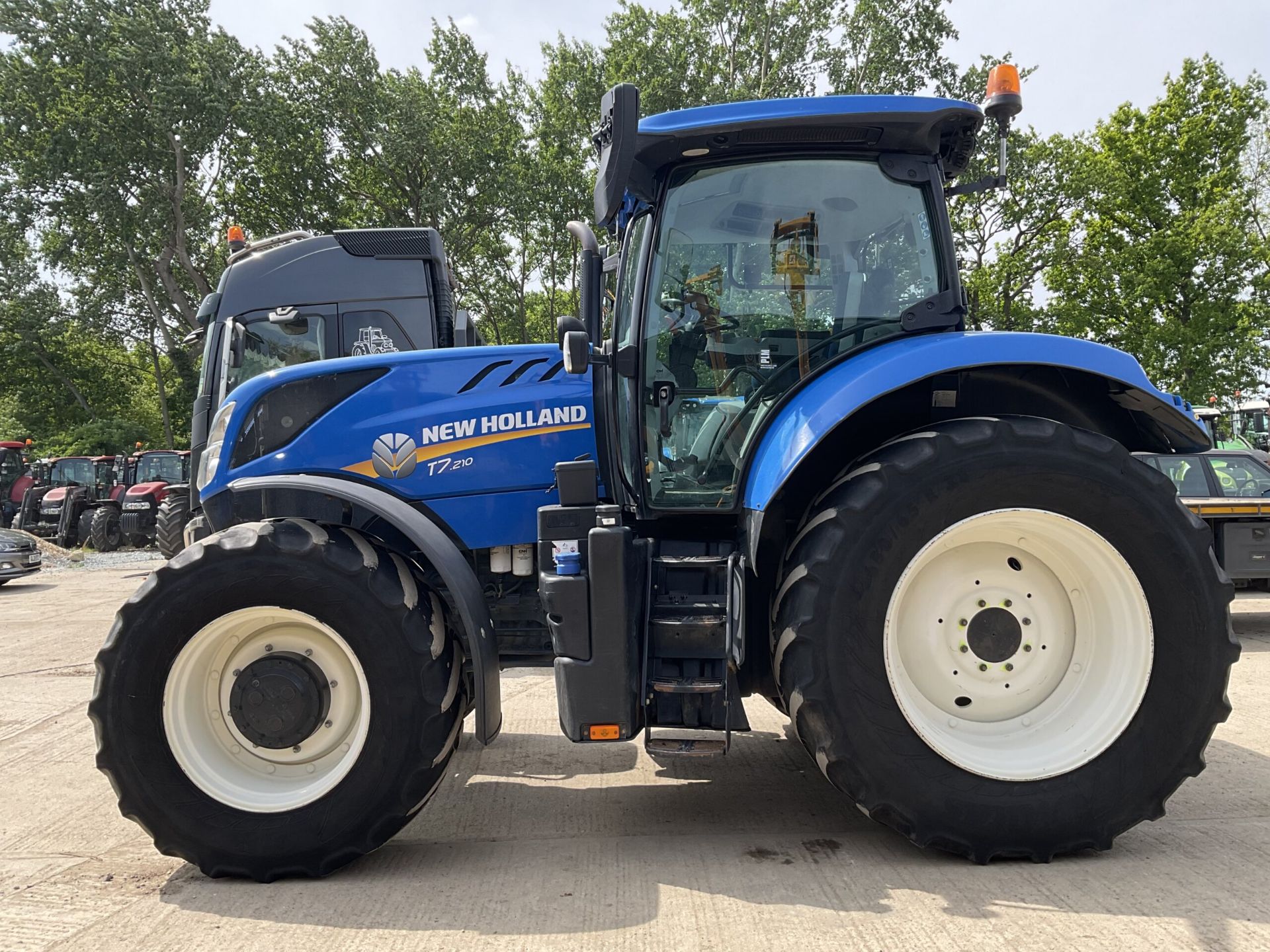 POWERFUL AND VERSATILE: NEW HOLLAND T7.210 TRACTOR