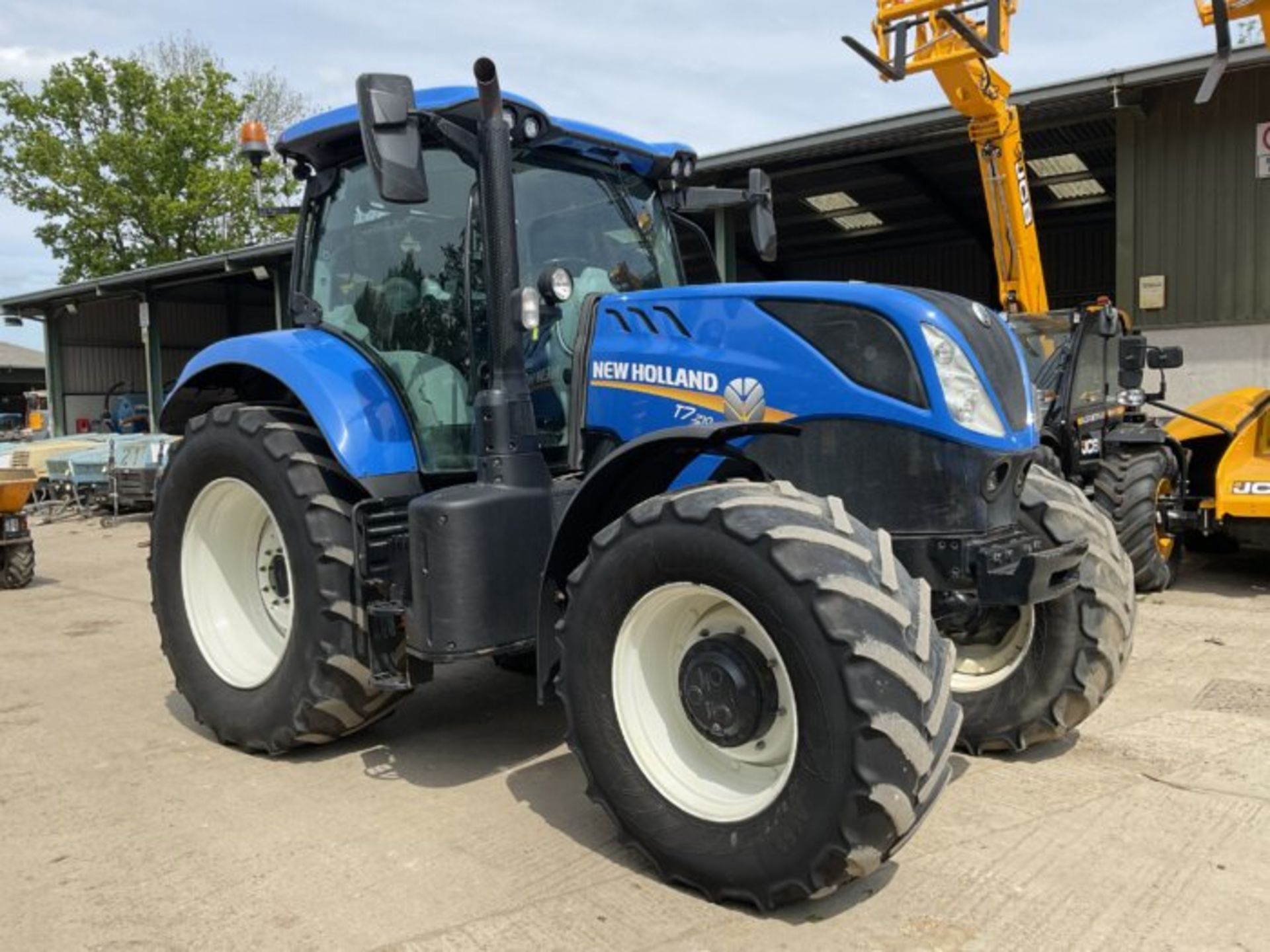 POWERFUL AND VERSATILE: NEW HOLLAND T7.210 TRACTOR - Image 4 of 12