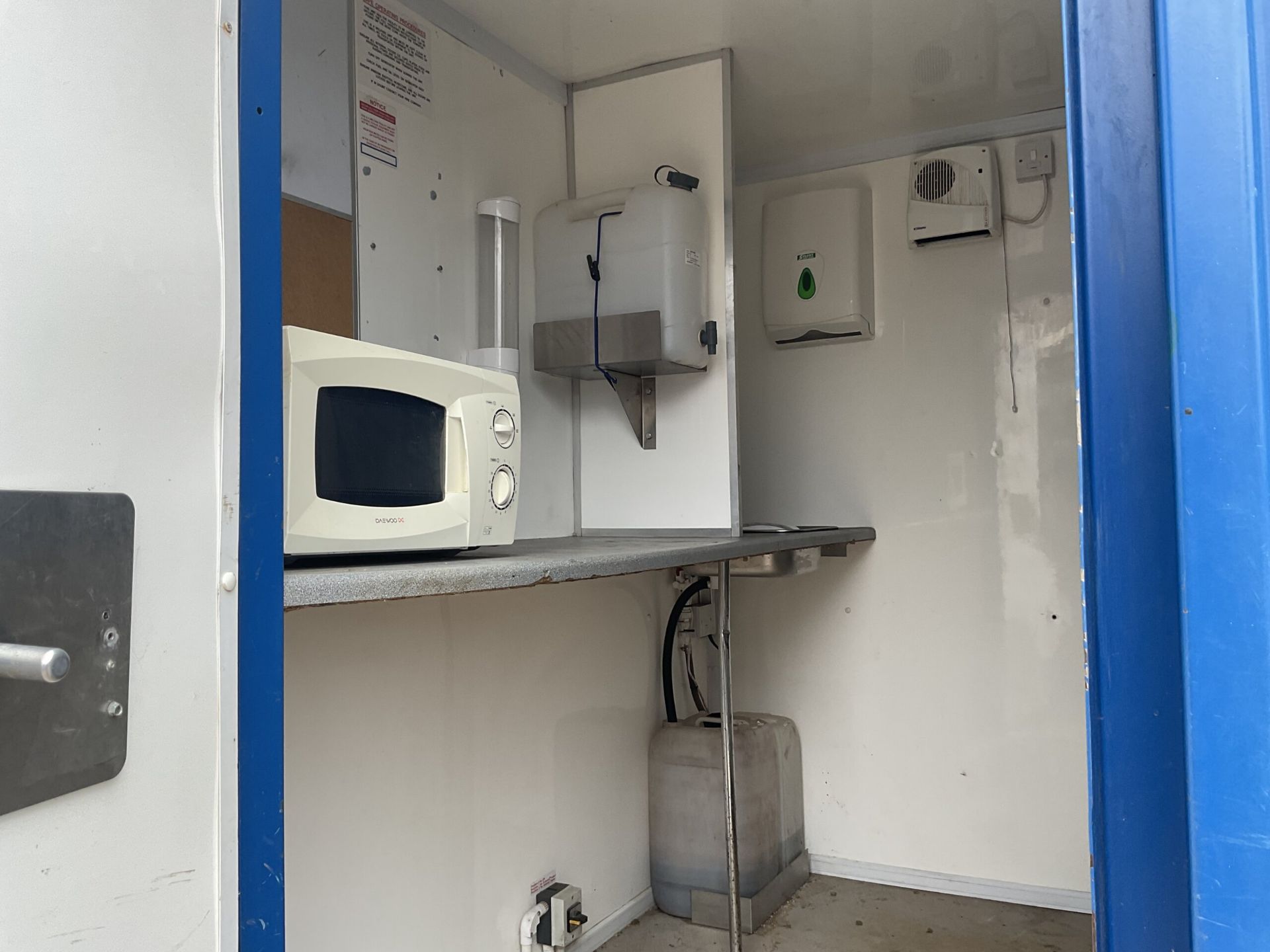 BOSS CABIN WELFARE UNIT WITH W/C, KITCHEN/DINING AREA - Image 7 of 11