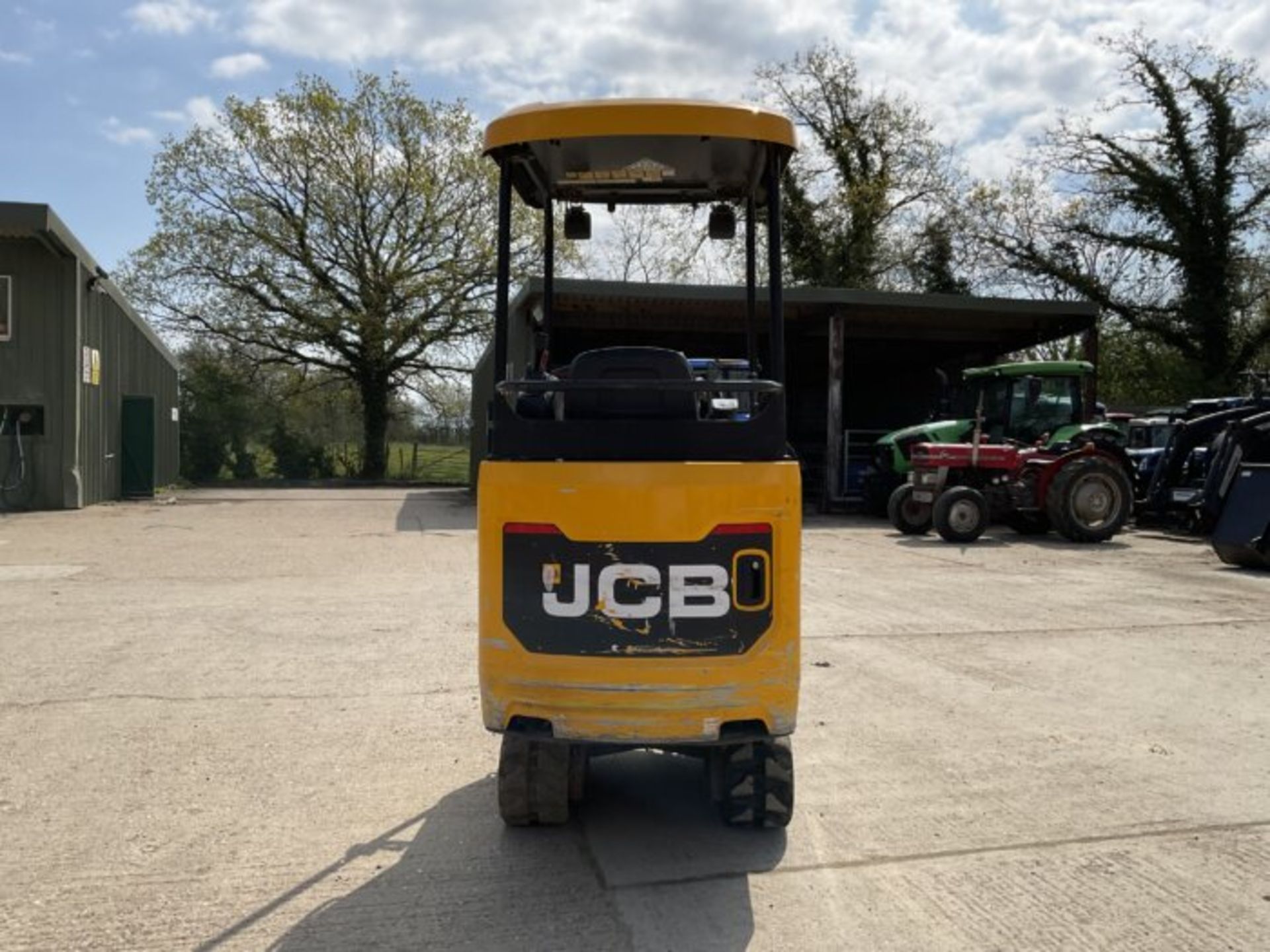 COMPACT POWERHOUSE: JCB 15C-1 MINI EXCAVATOR - Bild 7 aus 9