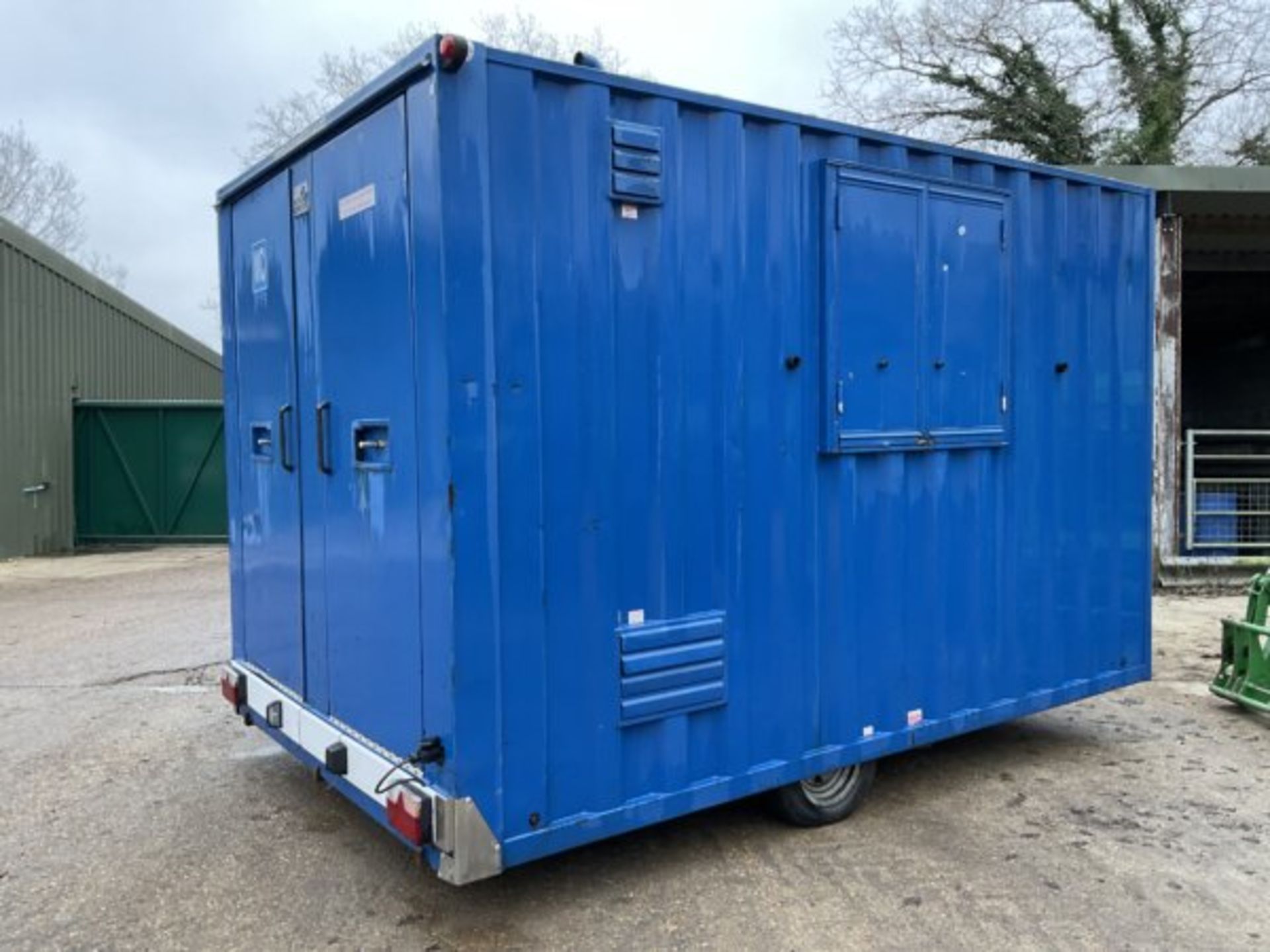 BOSS CABIN WELFARE UNIT WITH KITCHEN/DINING AREA, W/C, AND RED BOX POWER GENERATOR - Image 2 of 10