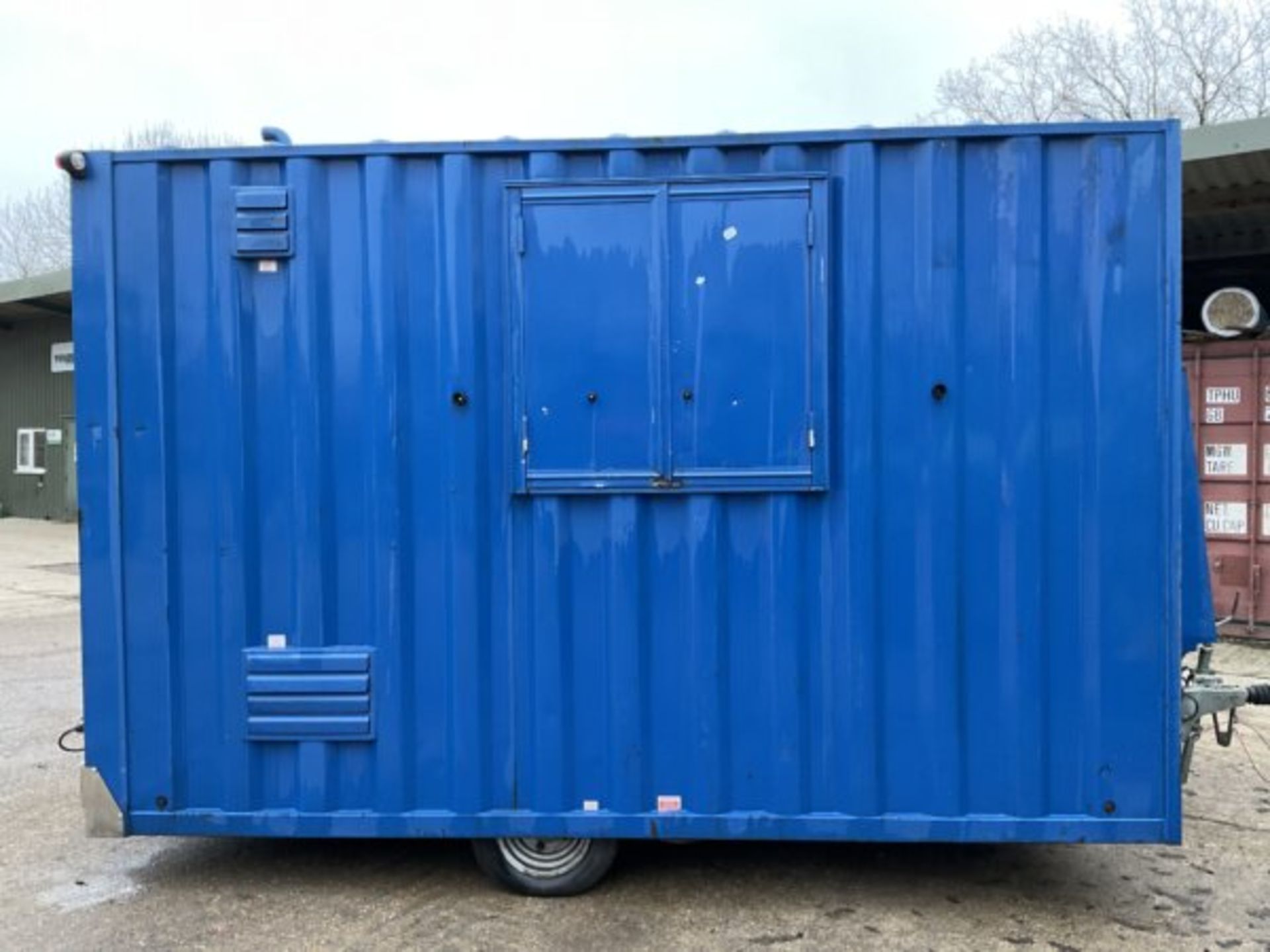 BOSS CABIN WELFARE UNIT WITH KITCHEN/DINING AREA, W/C, AND RED BOX POWER GENERATOR - Image 10 of 10