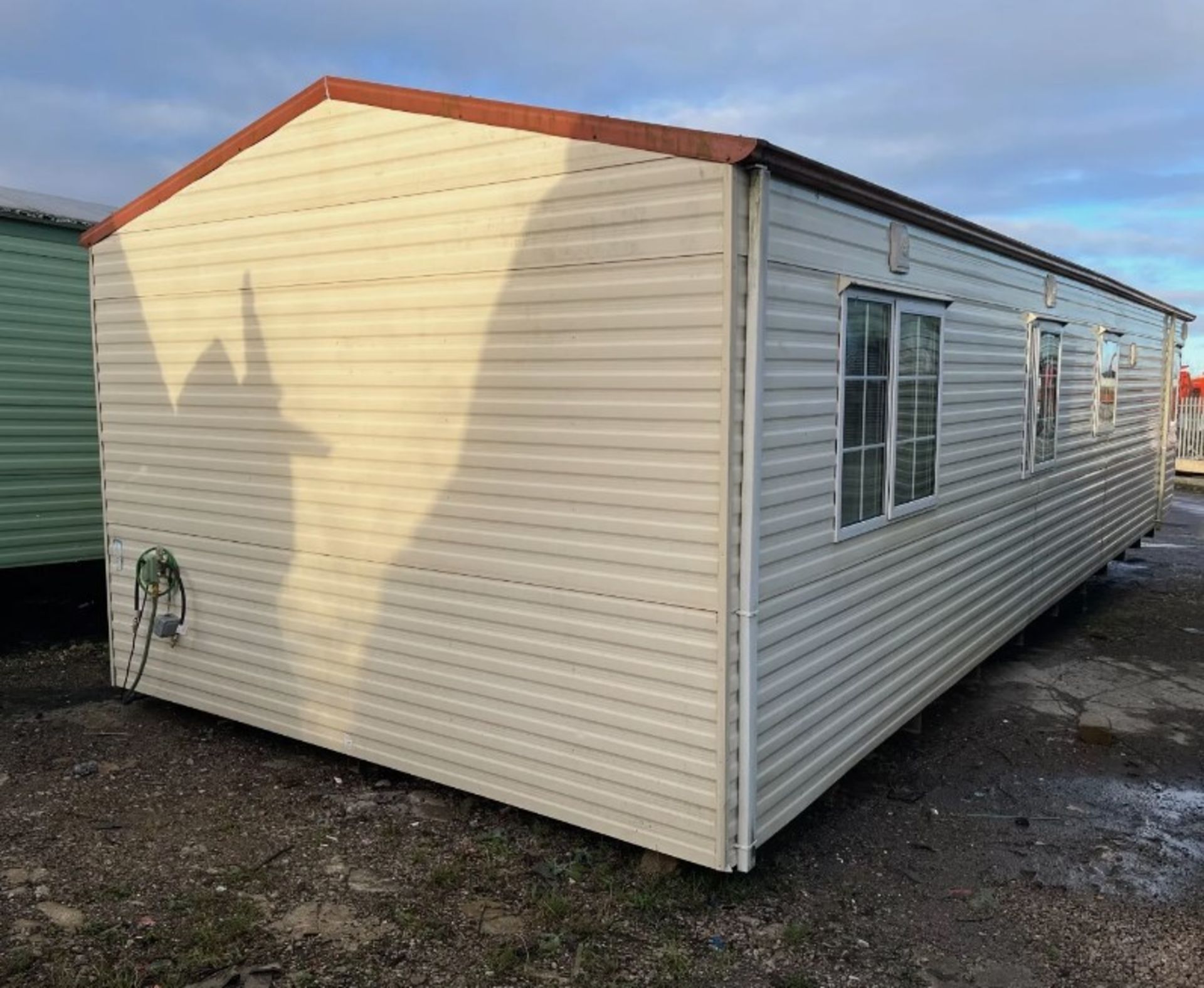 CLASSIC COMFORT: 2002 WILLERBY GRANADA STATIC CARAVAN - 2 BEDROOM - Image 2 of 14