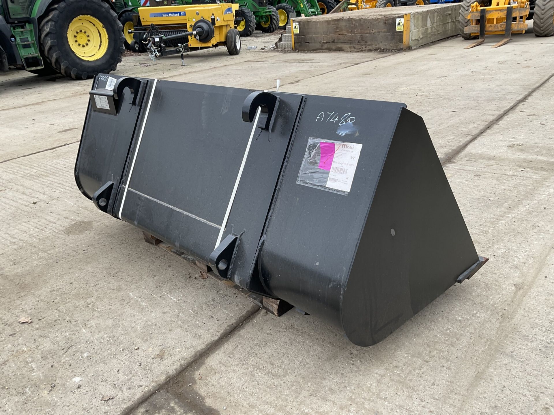 JCB SHOVEL BUCKET WITH BOLT-ON WEAR EDGE - Image 4 of 8