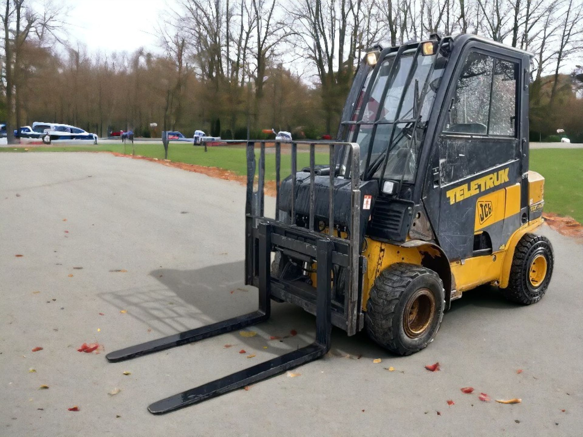 PREMIUM 2002 FORKLIFT – READY FOR HEAVY-DUTY PERFORMANCE - Image 2 of 8