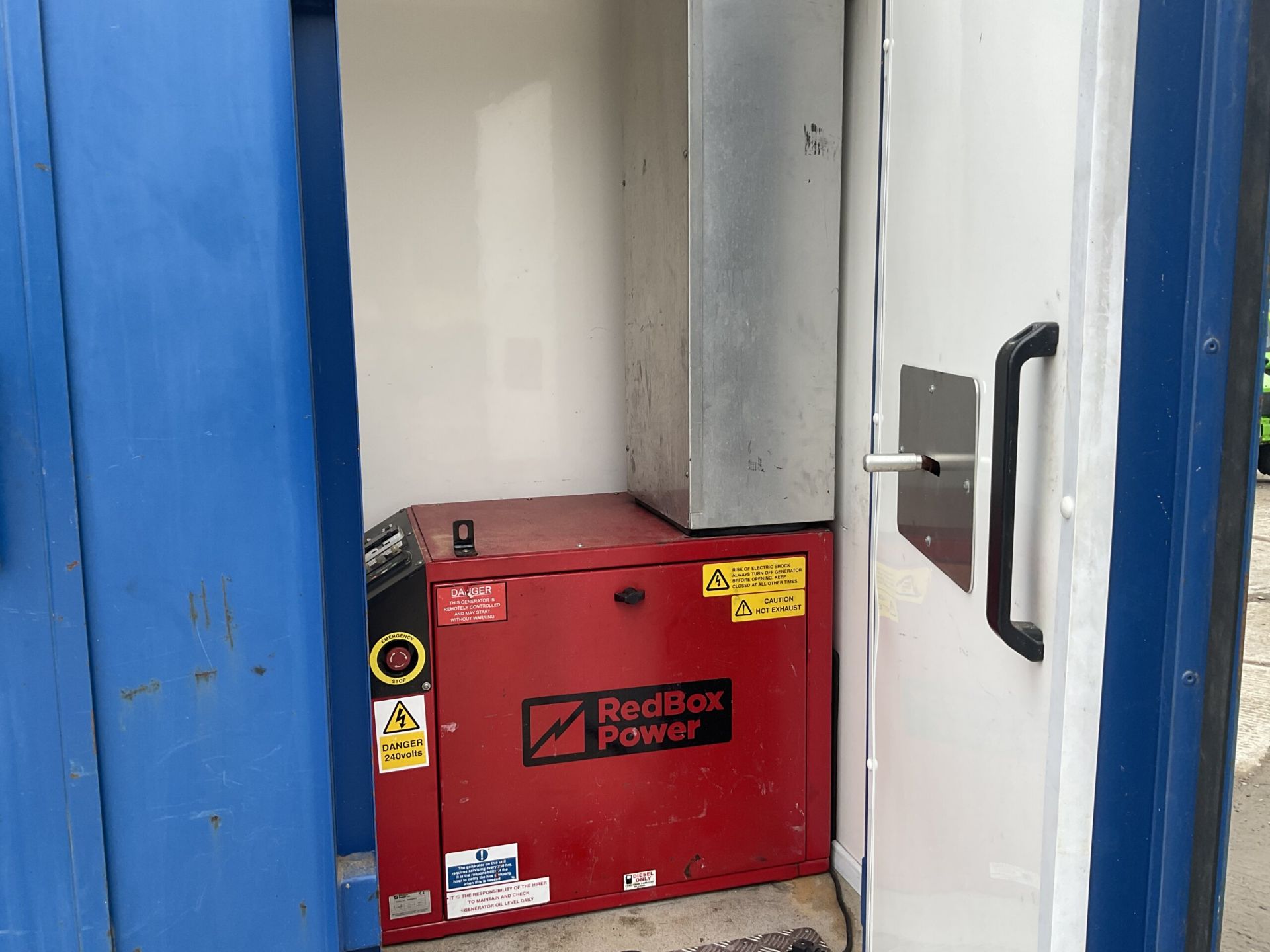 BOSS CABIN WELFARE UNIT WITH W/C, KITCHEN/DINING AREA, AND RED BOX POWER GENERATOR - Image 2 of 12